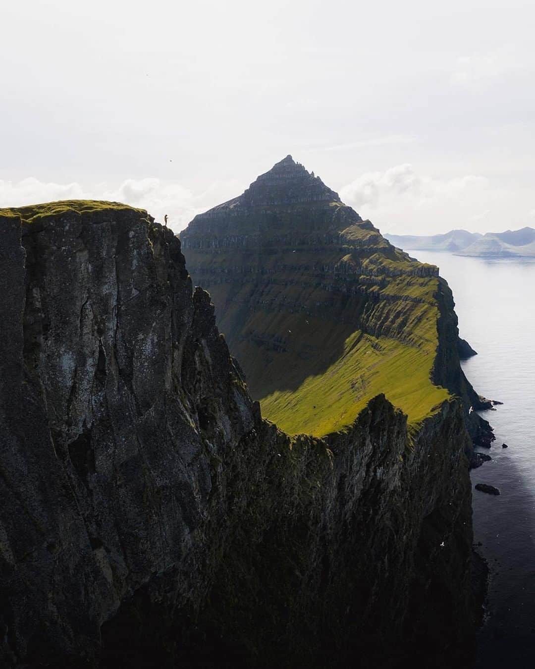 Discover Earthさんのインスタグラム写真 - (Discover EarthInstagram)「Halfway between Iceland and Scotland, 18 small islands widely known as the Faroe Islands are scattered in the North Atlantic Ocean. Home to some of the world’s most unspoiled and wild landscapes, the Faroe Islands is a must-visit for every traveller who isn’t afraid to explore the world’s hidden corners. 🇫🇴 #DiscoverFaroeIslands  Photos by @darylswalker」3月10日 9時54分 - discoverearth
