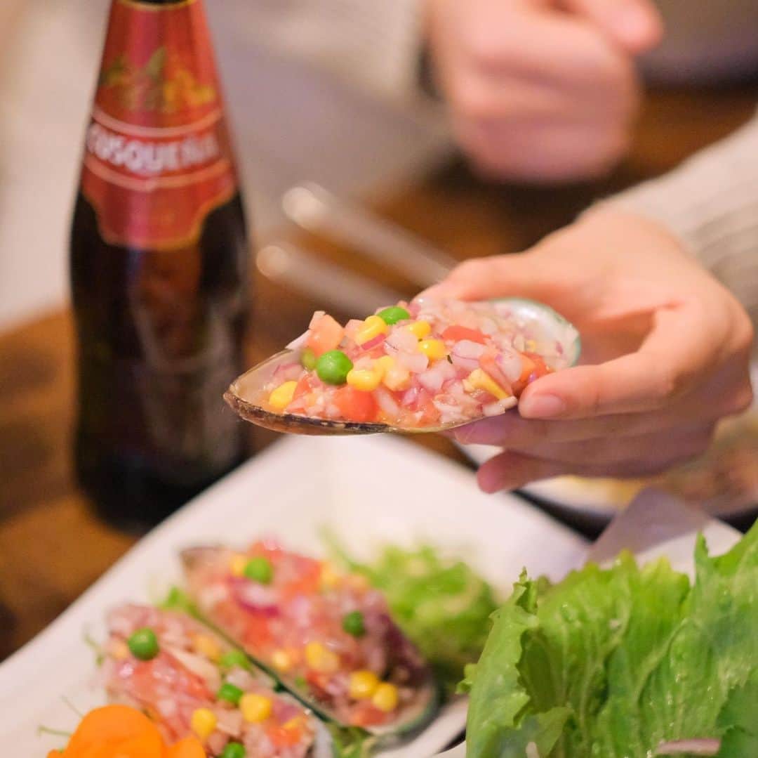 KitchHikeのインスタグラム：「《ミラフローレス 渋谷桜ヶ丘店》﻿ @渋谷駅から徒歩5分﻿ ﻿ ﻿ ペルー人シェフが腕を振るう本格ペルー料理！🇵🇪✨﻿ 現地から取り寄せた食材を使用しているため、本場に近い味を楽しめます。﻿ 渋谷の隠れ家的レストランで、南米旅行気分を味わいませんか？✈️﻿ ﻿ 【おすすめメニュー】﻿ ﻿ ・セビーチェ🐙﻿ (海鮮のレモンマリネ)﻿ ・チョリトス・ア・ラ・チャラカ🐚﻿ (ムール貝とアーリーレッドのマリネ)﻿ ・アンテクーチョ・デ・コラソン🐃﻿ (特製タレにつけた　牛ハツのバーベキュー)﻿ ・アロス・コン・マリスコ🥘﻿ (スペインより伝承されたペルーのパエリア)﻿ ・かぼちゃとさつまいものモチモチドーナツ🍩﻿ ﻿ ﻿ #ミラフローレス#渋谷#桜ケ丘#ペルー料理#ペルー#南米#パエリア#セビーチェ#店員さんは全員ペルー人#隠れ家レストラン#呪文みたいなメニューが楽しい#食べスタグラム#食べるの大好き#食べ歩き#食べるの好きな人と繋がりたい#おいしい#グルメ#グルメ好き#グルメ好きな人と繋がりたい#kitchhike#キッチハイク」