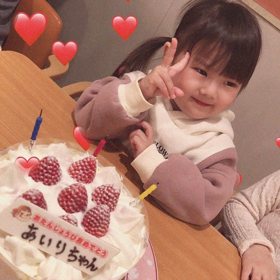 菊地あやかさんのインスタグラム写真 - (菊地あやかInstagram)「. 3歳のお誕生日おめでとう👧🏻🎂❤️ たくさん書きたい事あるけど 書ききれないので書かない♡笑 もうほんっとにだいすき。 4月から幼稚園がんばろうね🥰 #3月10日 #3歳誕生日 #ポーズ可愛い」3月10日 10時13分 - ayaka_official06