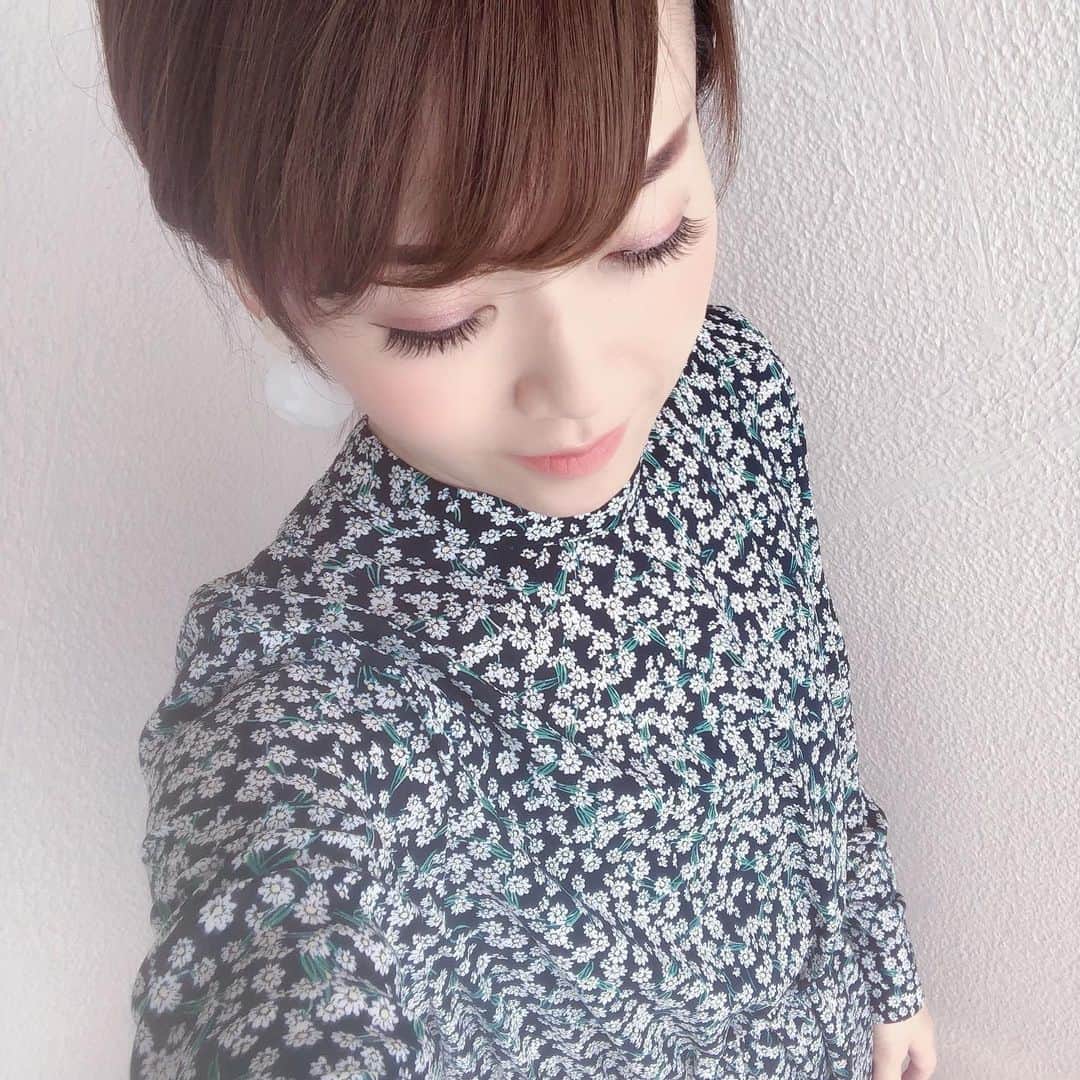のインスタグラム：「昨日のワンピース☺️ 首が短いのでスタンドネックの時はスッキリ髪の毛をまとめることが多い😁 実はワンピースはguでsaleになっていて…言えないくらい安くなっていました😅 でもシルエットもウエストの高さも丈の長さもお気に入り☺️ #岡部玲子 #子育て　#主婦　#アラフォーママ　#タレント　#レポーター　#40代　#40歳　#キャスター　#アナウンサー　#撮影　#写真撮影　ポートレート　#衣装　#ドレス　#ワンピース　#プチプラ大好き　#ジーユー　#プチプラ大好き　#mama #talent #shooting #photography #dress #gu #japanese #hairarrange #makeup」