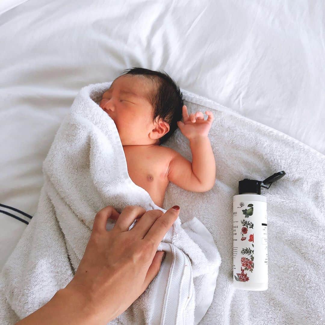 のインスタグラム：「* オススメの @bambi_mamababy の クリームは親子で使って います✨✨ 息子は産まれてすぐにカサカサで クリームを塗ってから潤って 良い感じです💖💖💖 日本からいっぱい持ってきて よかった✨✨ * * #singapore  #使ってみてさらに #オススメ #保湿クリーム #出産前も #産後も #使える #桜井裕美ちゃんプロデュース #bambi_mamababy」