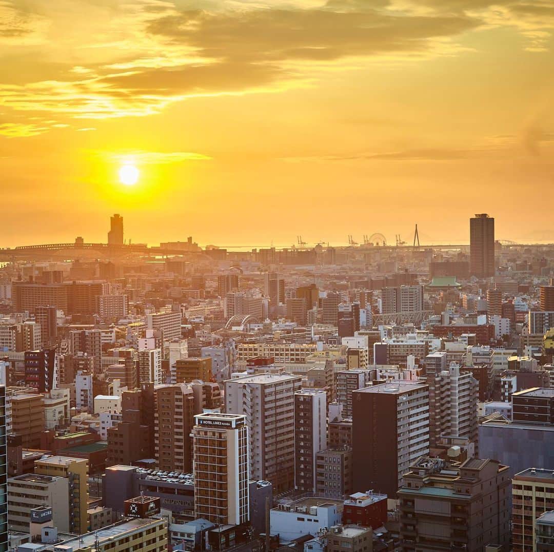 のインスタグラム：「-- ウィンダミアホールからの景色🌇 -  #ホテルモントレグラスミア大阪  #グラスミア大阪#ホテルモントレ #モントレウェディング#ホテルウェディング #プレ花嫁#モントレ花嫁#ブライダルフェア #大阪ウェディング#グラスミア花嫁」