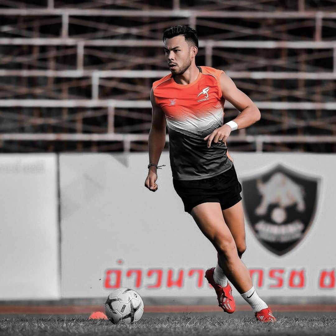 ヴィンセント・ケインのインスタグラム：「Turning the Covid19 break into a positive. Get to return from injury without missing games 💪😎🤝 time to get to work. @bangkokfc  #bangkokfc #bangkok #injury #comeback #covid19 #positive #kv11 #adidasmania」