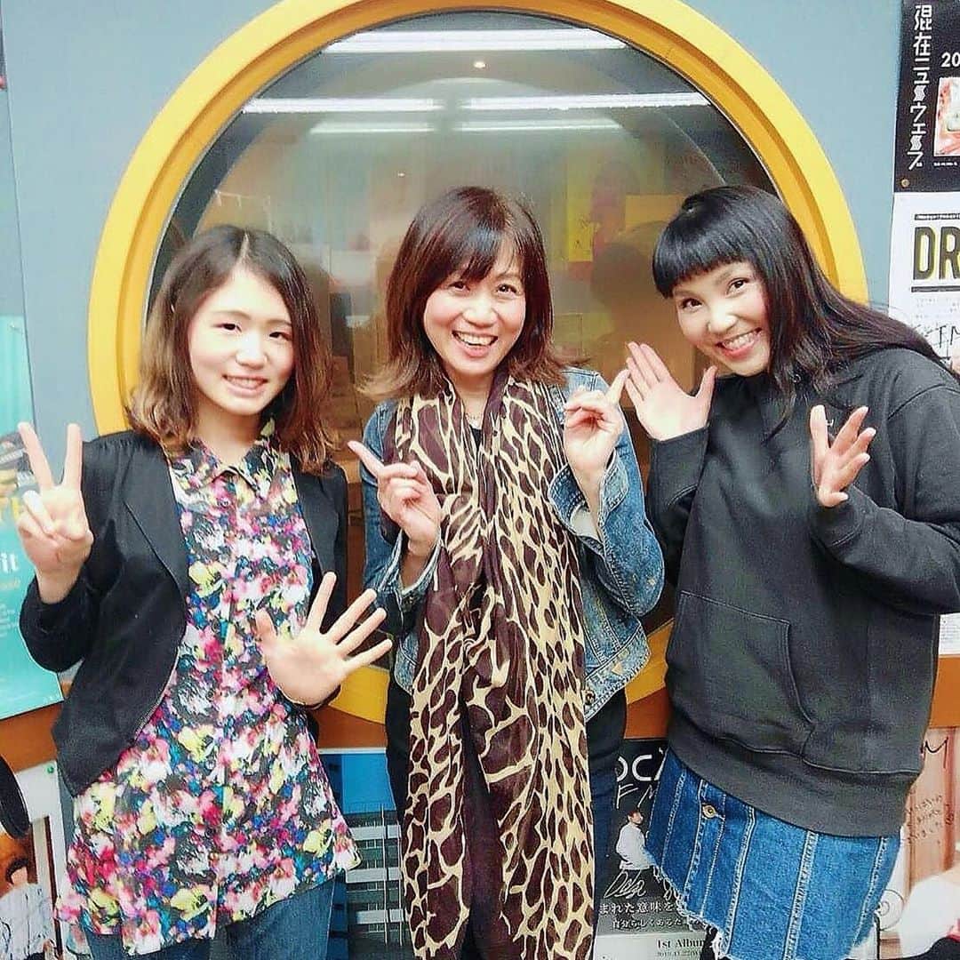 田村直美のインスタグラム：「東海地区キャンペーン中 昨日は　3/9サンキューの日❤︎ ○岐阜放送ココロイースタシオン ○FMいちのみや　アフターヌーン・アイ ○FM岐阜　TWILIGHT MAGIC 生ラジオありがとう  ぎふちゃん　CoCo未来さん　アロハの下にヒートテックw そんな季節よね  アフターヌーン・アイのみなさんありがとう 放送前に　一宮の食材で作るアレコレが並んでいる コーナーをのぞいていたら　帰りに"ひつじカレー"をいただいたー！ 楽しみ楽しみ  FM岐阜　いつもHappy✨オーラ全開な愛ちゃんの番組　藤森愛ちゃん🎸が私のすぐ後のゲスト　 久しぶりの再会で愛ちゃん　愛ちゃんと盛り上がるー 愛❤︎愛に挟まれたー　 嬉しいキャンペーン初日でした Thankyou 今日も行くー」