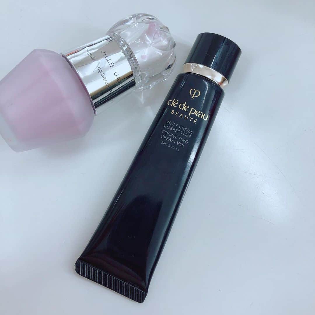 のインスタグラム：「今季の出番が多い下地はこちら❣️ @jillstuartbeauty  はツヤツヤの肌に仕上げてくれるだけでなく、パープルカラーが肌により透明感を与えてくれるので、透き通ったようなツヤ感のある美発光肌に仕上げてくれますよ😊  @shiseido  クレ・ド・ポーボーテの下地は保湿力がすごい👏 肌をトーンアップしてくれて崩れずピタッとファンデを密着させてくれます🥰 長時間崩れ知らずなので、お直しができない時にも安心✨ 美人肌に仕上げてくれるところは本当お見事です👏  なりたい肌に合わせて使い分けて使用してます✨  どちらも100点満点です❤️ 今季は、なりたい肌を下地で作るのもおすすめですよ🥰  クレ・ド・ポーボーテ ヴォワールコレクチュールn  @jillstuartbeauty  イルミネイティングセラムプライマー　02  #下地#高橋里帆オススメ #コスメ#化粧品#ジルスチュアート#クレドポーボーテ#出番#美人肌#美発光肌#トーンアップ#コスメ好き#beautiful #beauty #パープル#ツヤ感」