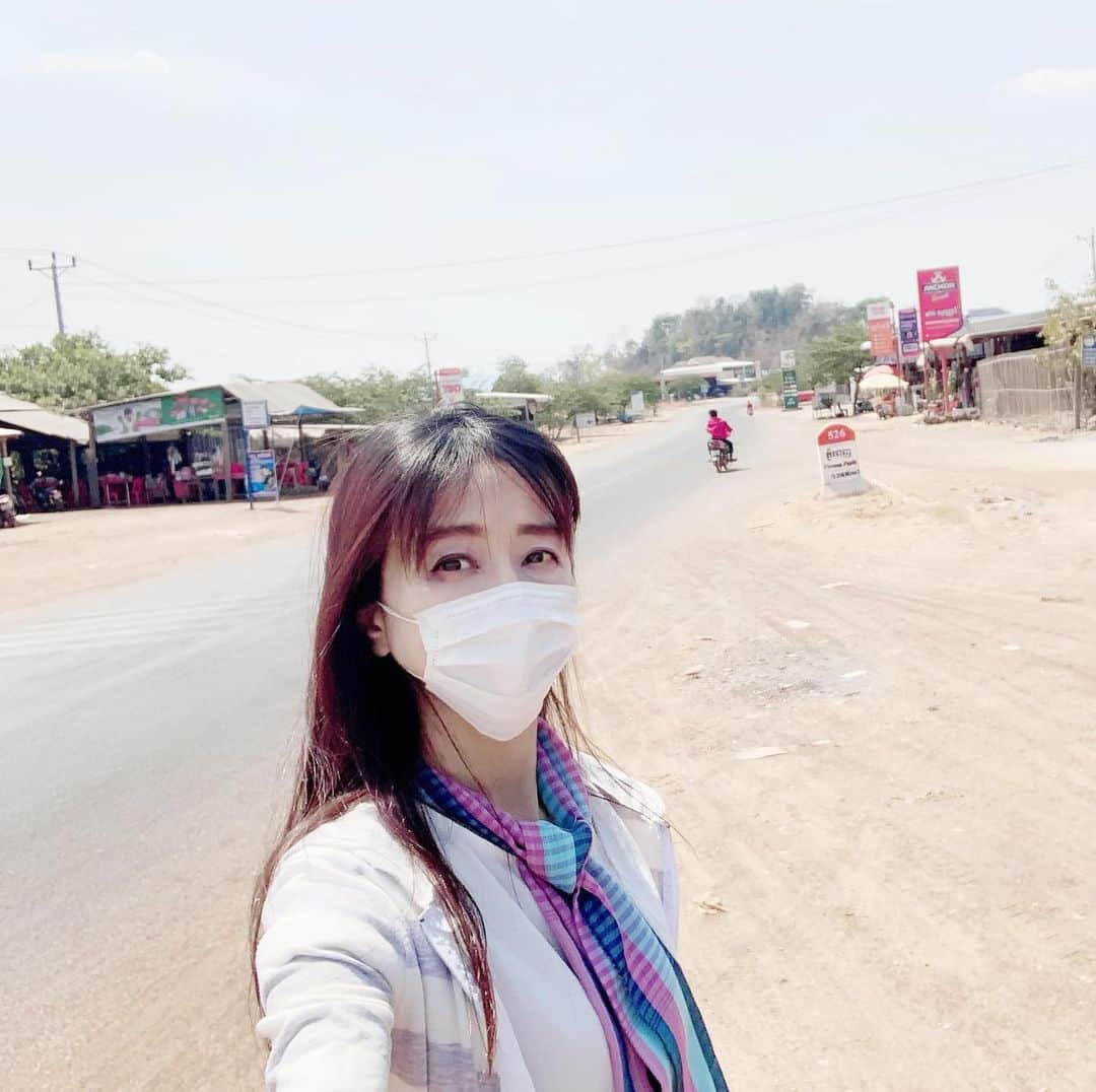 大桃美代子さんのインスタグラム写真 - (大桃美代子Instagram)「海外でもマスク😷。 日本の新型コロナウィルス感染者拡大は伝えられていて、  いつもマスクしながら取材してます。  暑い時のマスクは、体力を消耗する。  I'm reporting while wearing a mask. 😷. 。。 #カンボジア🇰🇭#カンボジア#アジア好き#旅行好きな人と繋がりたい #カンボジア観光省#ツーリズム#プノンペン#シェムリアップ#旅行コーデ #アンコールワット」3月10日 11時02分 - miyoko_omomo