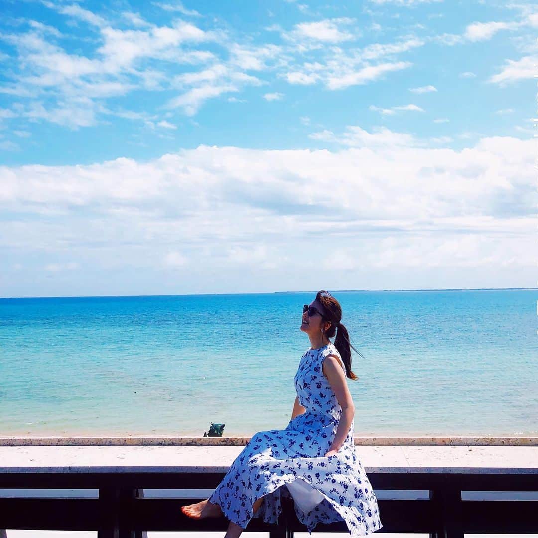 三浦マキのインスタグラム：「Beach day. 石垣島からフェリーで約30分。 すこーん。とした青空の小浜島🏖 * * * * * #okinawa#beach#islandhopping #沖縄#小浜島 #離島巡り#旅Hairumubushi beach in #kohamaisland /Okinawa.」
