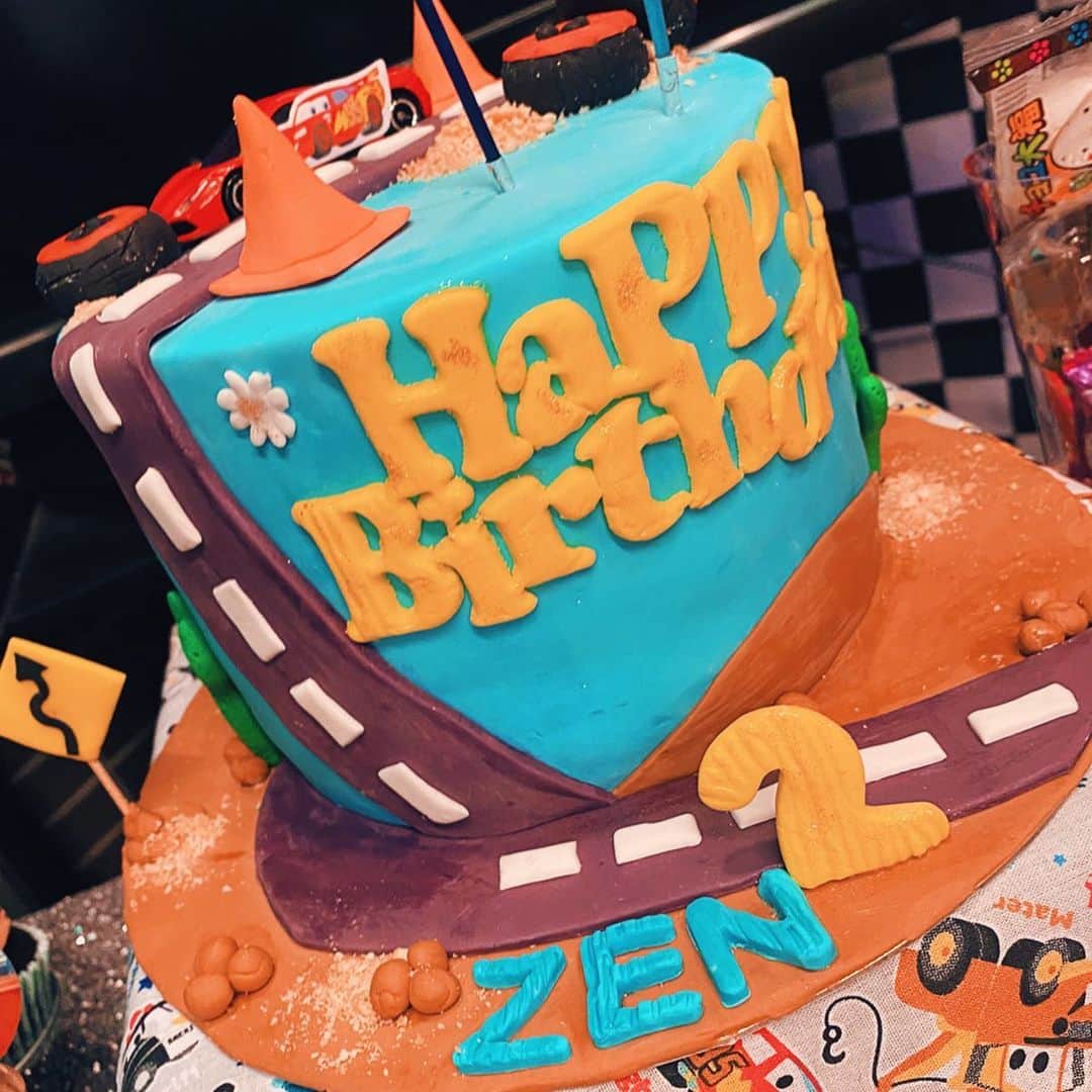 齋藤美波のインスタグラム：「💃🏻🚗🎂 #ZenHappyBirthday ・ 長年に渡ってかかった家族の問題が 和解した後 mamaが然のBirthday Partyを 開いてくれたよ🤎🇵🇭 時間と場所しか知らされず 行ったら飾り付けもケーキも料理も 本格的でびっくり〜😭🙌🏾 ・ 友達も呼んでいいよって 言われて急遽呼んだ中来てくれた ユミとリサありがとう🥺❤️ ママに会わせたかったから 紹介できてよかった‼️ ・ 小さい頃の思い出よぎる フィリピンスタイルの誕生日会😆 こんなんだったなぁと懐かしく思う反面 流石フィリピン人だわ！と思った。爆 ノリが半端ない🤣🙌🏾 私のmamaだ！笑 と親子なんだと改めて感じる🤣 ・ 個性強めなmama 変わってなくてよかった😊 この空間とてつもなく幸せでした。 然も沢山の人にお祝いされて 普段の3倍は甘いもの食べれて さぞ、幸せだったでしょう🤩笑 ・ とにかくたくさん笑った！ mamaに！爆 ずーっと食べたかったフィリピン料理も 食べれて本当に本当に感激だった...🥺🙏🏽 ・ 今までの空白の思い出を これからはたーくさん思い出作って いこうねんっ❤️ mamaとジョージ(mamaの今旦那)に また出会えてまた更にHappy🧡 ・ ・ #次男#男の子#2歳#誕生日#誕生日パーティー#フィリピンスタイルの誕生日会#パリピ親子#音楽大好き#幸せ#フィリピン料理#ノリ良すぎ#最高#いい思い出#孫とおばあちゃん#実のママ#産みの母#20年越し #birthdayparty#myson#2th#happy#thanks#lovemyfamily#mom#mother#memory」
