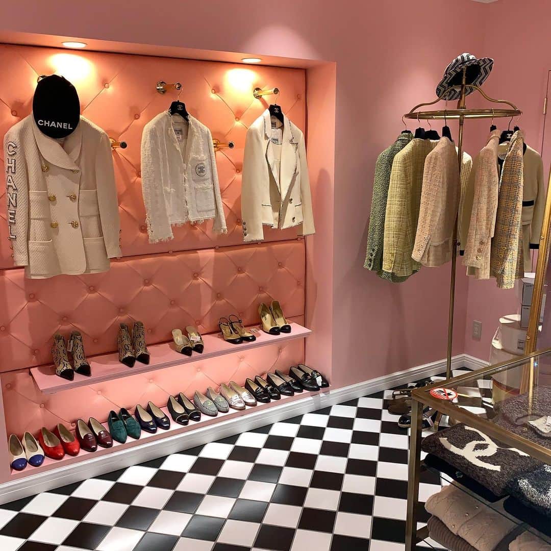 Vintage Brand Boutique AMOREさんのインスタグラム写真 - (Vintage Brand Boutique AMOREInstagram)「おはようございます💘 AMORE wardrobe オープン致しました！本日の営業時間は11:00~20:00となっております！ 表参道、青山へお出かけの際は、是非AMORE vintageにお越しくださいませ🌈 AMORE wardrobe is open 11:00~20:00! Come visit us for the finest vintage Chanel ready to wear collections! :) お問い合わせ /  for more info → ✉️info@amorevintagetokyo.com  #ヴィンテージ #シャネル #ヴィンテージシャネル #ココ #ココマーク #ヴィンテージブランドブティック #アモーレ #アモーレトーキョー #アモーレワードローブ #表参道 #青山 #東京 #vintagebrandboutique #AMORE #amoretokyo #Tokyo #Omotesando #amorewardrobe」3月10日 11時08分 - amore_tokyo