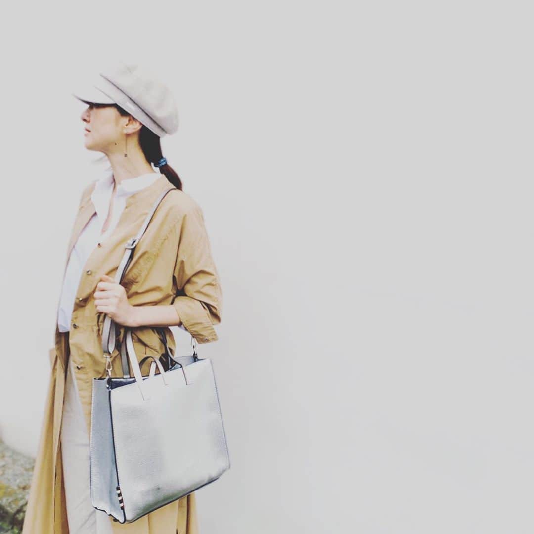 前田ゆかのインスタグラム：「Manila Grace マニラグレース  春夏コレクションでオーダーした ファリシアシリーズのシルバートート✨  ファッションに合わせやすいので日常的に使ってます。 しかも、軽量！ 急な雨でも気にならないエコレザー、肩がけ可能なので一泊の旅行にも 最適✨ @pdst.jp  @manilagraceofficial  #マニラグレース #manilagrace #バック#bag#トートバック#フェリシアバック#エコレザーバッグ #エコレザー#旅行バック#フェリシアシリーズ #前田ゆか」