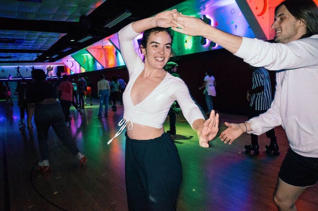 ローレン·ランドルフのインスタグラム：「Roller skating cuties.」