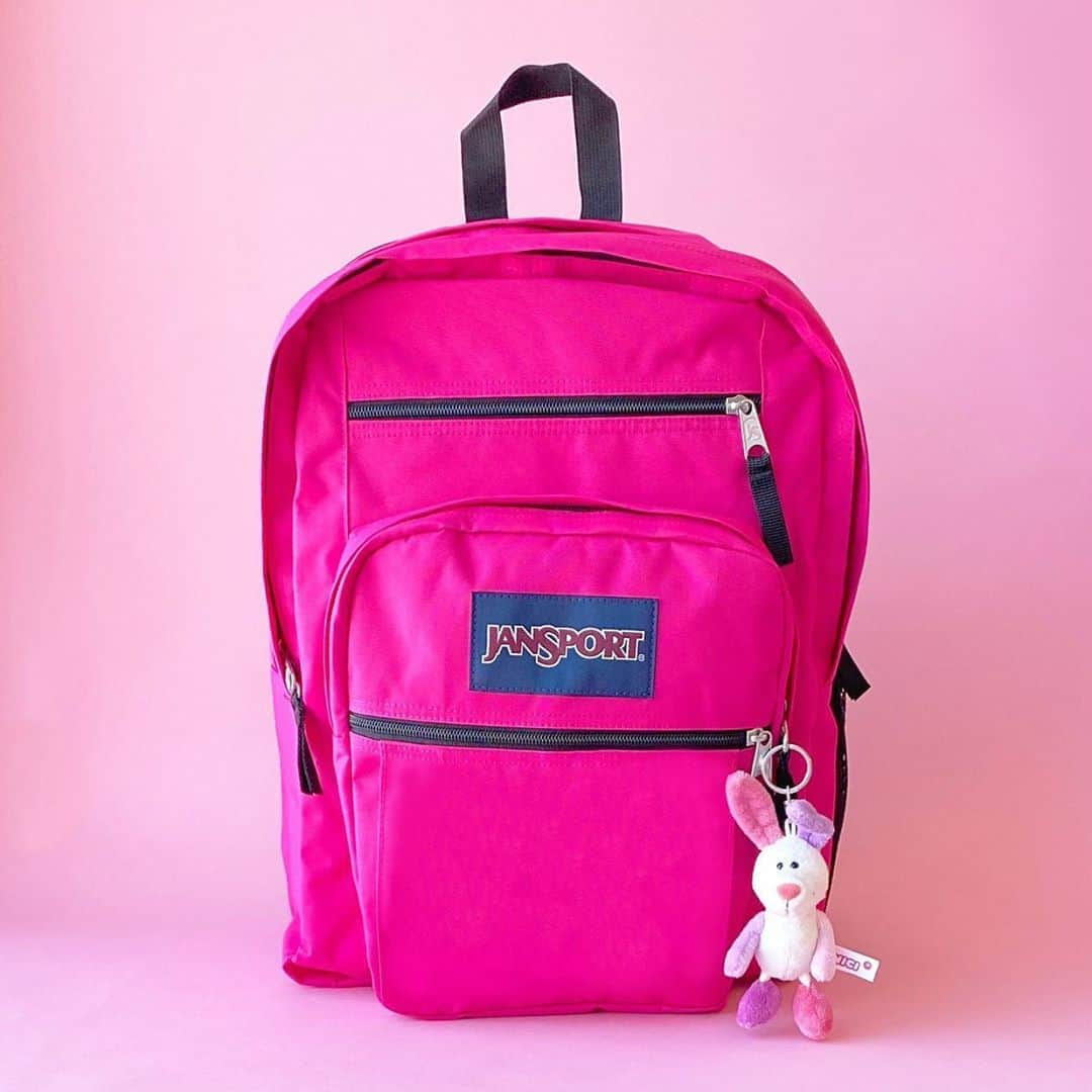 プラザ/PLAZAさんのインスタグラム写真 - (プラザ/PLAZAInstagram)「ビビットなピンクカラーがキュート💞「JANSPORT」BIG STUDENTモデルのバックパックです💗大容量なので通学や旅行にもおすすめ🙆‍♀️15インチまで対応のデバイス収納が付いています◎ . JANSPORT バックパック BIG STUDENT ピンク ¥9,680(税込) NICI キーリング ピンクグラデーション ラビット ¥1,210(税込) . 【サイズ】約 W33×H43×D25cm 【容量】34リットル ・A4サイズ収納可 ・デバイス収納あり(15インチまで) ※サイズは目安の数値です。 . #PLAZAピンク #PINK #ピンク #バックパック #リュックサック #リュック #JANSPORT #ジャンスポーツ #通学バッグ #通学リュック #ジャンスポ #学校 #通学 #通勤 #通勤バッグ #PLAZAスタイル #PLAZA #プラザ #MINiPLA #MINIPLA #ミニプラ @plazastyle」3月10日 12時03分 - plazastyle