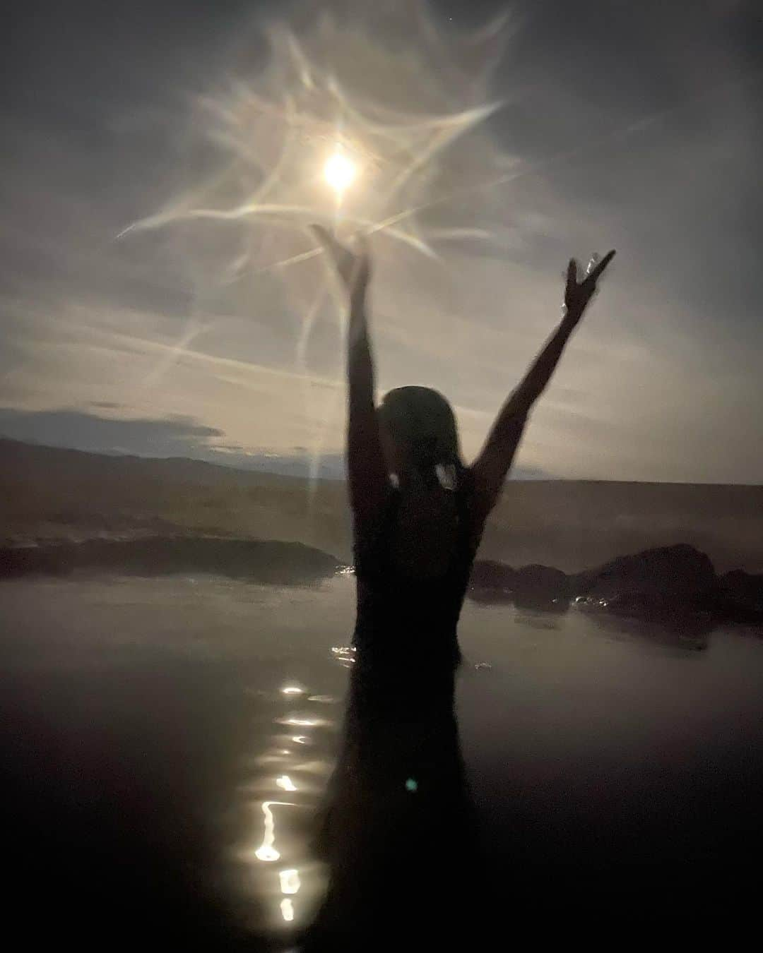 ジュリアン・ハフさんのインスタグラム写真 - (ジュリアン・ハフInstagram)「Full Moon Vibes 💫🌕✨」3月10日 11時56分 - juleshough