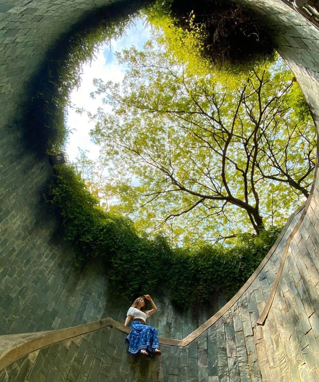 市原彩花さんのインスタグラム写真 - (市原彩花Instagram)「Fort Canning park🌱 シンガポールにこんな場所あるの知らなかった🌱✨ . この場所なかなか見つけられなくて、暑い中公園の中ずっと探していろんな人に場所聞いて、やっと辿り着いたらなんと公園の外側だった😂 ええぇそりゃ見つけられないよおおぉ😂 爽やか撮れてるけど、めちゃ汗だく🤣 3枚目にMAP載せたので行かれる方は参考にしてみてね😊 #fortcanningpark#fortcanningparksingapore#フォートカンニングパーク#singapore_insta#公園#公園フォト#海外旅行#旅行#singapore#シンガポール#シンガポール旅行#シンガポール観光#シンガポール暮らし#シンガポール生活#シンガポール在住#シンガポール在住日本人#싱가포르#新加坡」3月10日 11時59分 - ayaka_ichihara