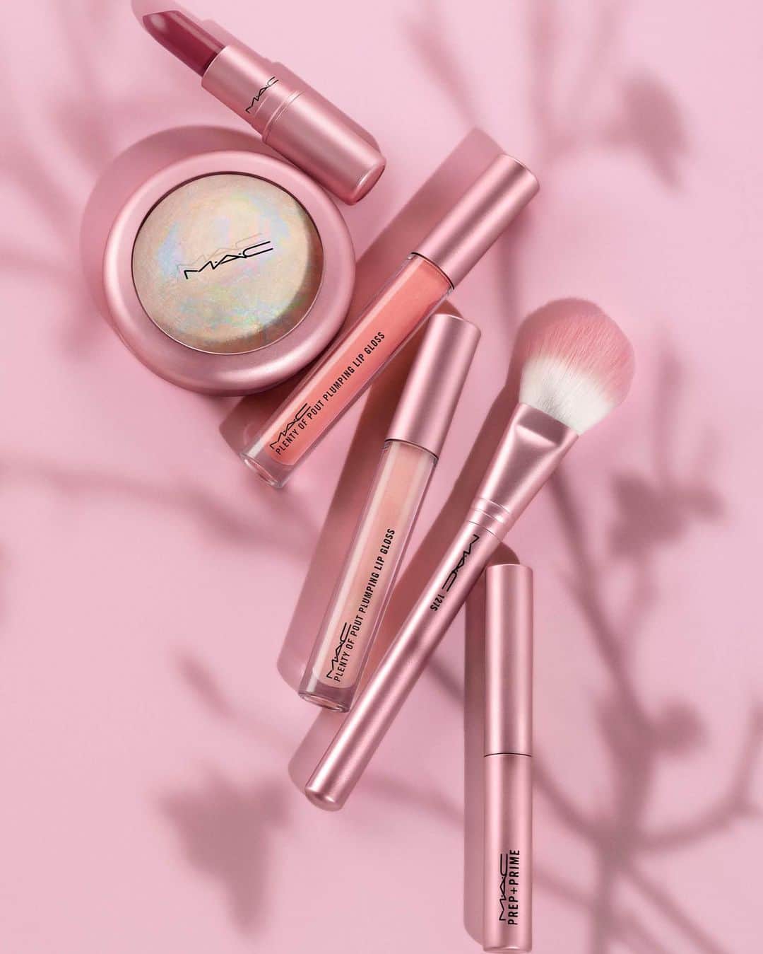 M∙A∙C Cosmetics Japanのインスタグラム：「ㅤ 【本日公式オンラインショップ先行発売】 春の風景・香りを連想させる「桜」をイメージしたリップ・フェイス製品がラインナップ🌸 ピンクメタリックのパッケージが目を引く限定コレクションを逃さないで✨ ㅤ *3月13日(金) 全国発売 ㅤ #MACペタルパワー #MACPetalPower ㅤ #MACCosmeticsJapan #MACコスメ #MACCosmetics  #MAC #春メイク #コスメ #メイク #リップ #スプリングメイク #SS20 #桜 #限定コレクション #限定パッケージ #ツヤ肌 #透明感」