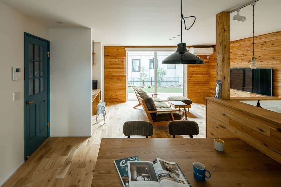 ルポハウス一級建築士事務所さんのインスタグラム写真 - (ルポハウス一級建築士事務所Instagram)「・ ・ ・ リビングの一角にあるＰＣスペース。 ・ 家族と一緒に居ながら、緩やかに空間を分けて集中できる場所に。 ・ 迫力あるハードサイプレスの壁と、シンプルな白い壁のコントラストが美しい空間です。 ・ ・ ・ 𓐌𓐌𓐌𓐌𓐌𓐌𓐌𓐌𓐌𓐌𓐌𓐌𓐌𓐌𓐌𓐌𓐌𓐌  ルポハウスの施工事例はこちらまで☞ @reposhouse  𓐌𓐌𓐌𓐌𓐌𓐌𓐌𓐌𓐌𓐌𓐌𓐌𓐌𓐌𓐌𓐌𓐌𓐌 #ルポハウス は#ちょっとかっこいい家 を"友人のために" という思いでつくっています。 一生に一度の#マイホーム。 「あなたにしかできない」×「ルポハウスだからできる」で、 私たちだけの#家づくり を思いっきり楽しんでみませんか？！ ・ ・ ・ #住宅 #注文住宅 #新築一戸建て #デザイナーズ住宅  #一級建築士事務所 #設計事務所  #滋賀県大津市 #滋賀県草津市 #滋賀県栗東市  #滋賀県近江八幡市 #設計士とつくる家 #スタディコーナー#スタディスペース #書斎 #pcスペース #ナガイイーストヘムロック #ナラ無垢床 #ハードサイプレス」3月10日 12時00分 - reposhouse