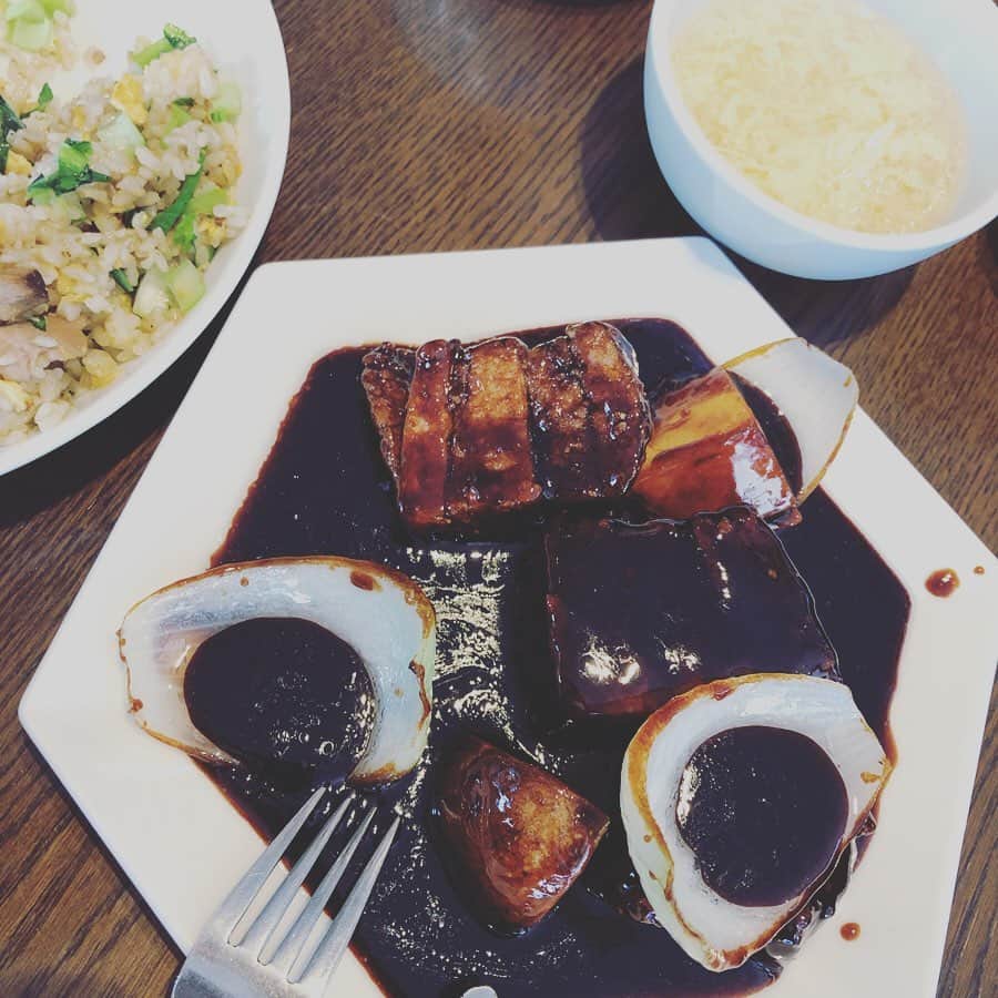 千秋さんのインスタグラム写真 - (千秋Instagram)「食べ物記録チェーン店版。 ・ ・ゴンチャのタピオカはブラックミルクティー🥤 ・ ・何かのロケで、紅虎餃子房の真っ黒な酢豚を食べた時、美味しくてびっくりしてからたまにここのが食べたくなります🐖そしていつも注文過多になります😋 ・ ・スタッフさんと韓豚屋。急にサムギョプサルが食べたくなって🐷  #千秋タピオカ #ゴンチャ #gongcha #中華 #酢豚 #紅虎餃子房 #サムギョプサル #韓豚屋 #チェーン店好き」3月10日 12時01分 - chiaki77777