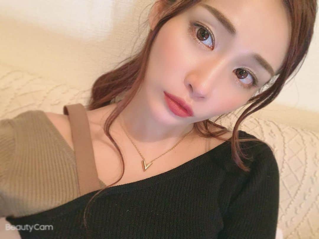 のインスタグラム：「💖 . 前から気になっていた眉アートをやったらスッピンでも眉毛がしっかりあってメイクも楽チンになった🥺✨ . 施術は痛いって聞いててすごく不安だったけど、渋谷の森クリニックさんの眉アートはほぼ痛みなし❗️❗️ 仕上がりもリアルな毛並みが細かく描かれてとっても満足だった❤️ . 気になる人は紹介するよーん😉✨ @shibuyamori . . #眉アートメイク #アートメイク#アイブロウ#makeup#自然な眉#眉毛メイク#眉毛 #渋谷の森クリニック#shibuya #美容クリニック#美容外科#beauty#eyebrow#美容#渋谷#model#japanesemodel#japanesegirl#recommended#オススメ #フォロワー募集中#フォロワー増やしたい#followme」