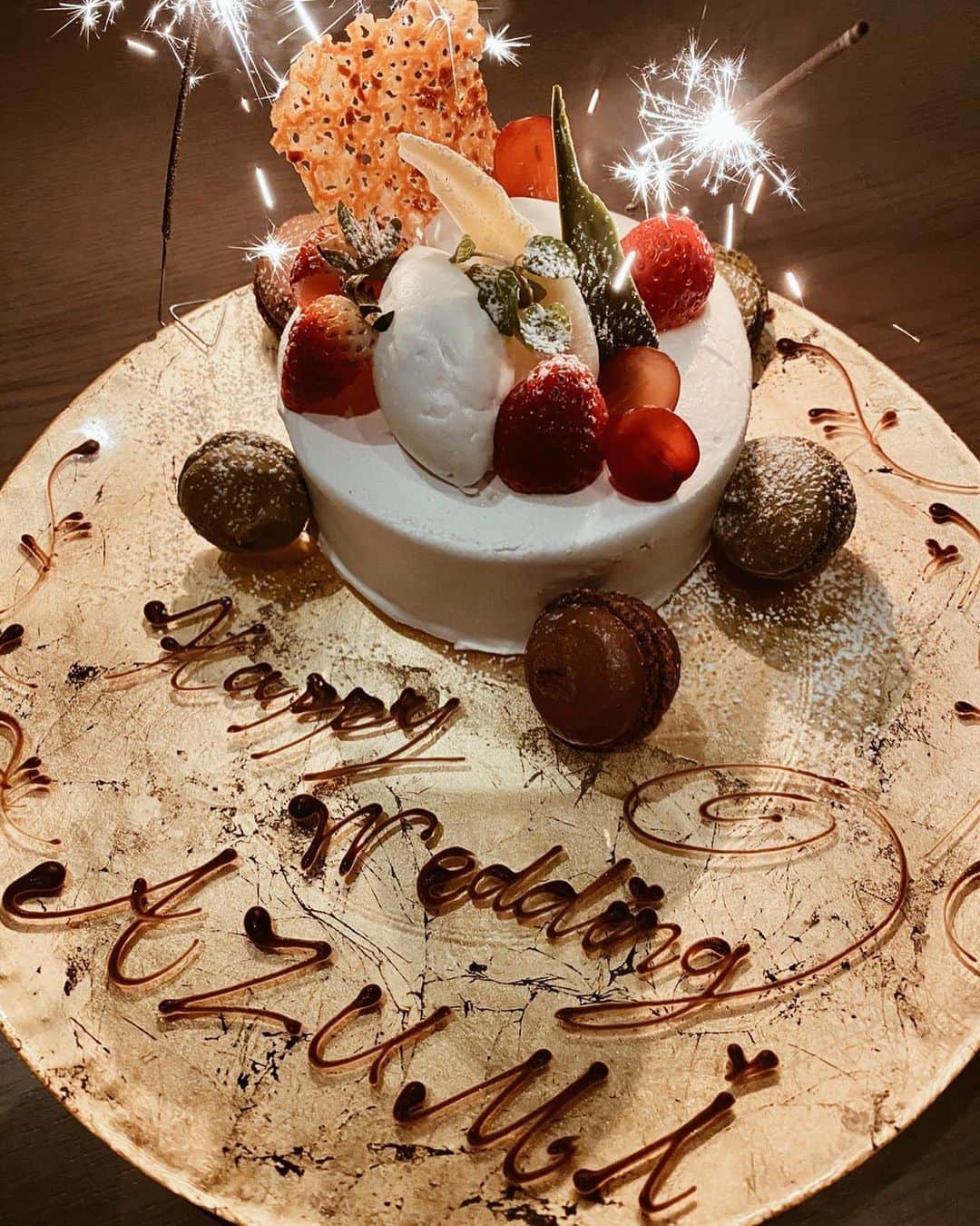佐藤あずみのインスタグラム：「はぁ、、、🤍うっとりです🎂🤍 . 素敵なケーキも出てきて、みんながいてくれるだけで幸せだったのに。 次の日ピーンポーンてしーちゃんが玄関に！ . みんなからのプレゼントを重いからってわざわざお家まで届けに来てくれた！まさかの配達方式！！ . ビックリと感謝とお祝いされた日からずっと胸がルンルン弾んでるの！ . そんなに重いものって何？って開けるまでずっとワクワクしてて開けた瞬間、興奮と喜びが大爆発！ ひっそりと心の中であずみがほしかった #bruno 🤍 なんでみんないつも欲しいものわかるんだろう、、、？誰にも言ってなかったのに！ あずみのことをわかっていてくれていることが何よりも嬉しいの😢💓 . これでたくさん旦那さんとご飯するね！そして皆でホームパーティーする時もたくさんたくさん使おうね！！！ . #surpriseparty #surprisepresent #surpriseweddingparty #surprise #mybestfriend #mybestie #happy #happywedding #thx #結婚祝い #サプライズ　#サプライズパーティー #サプライズプレゼント #ありがとう #大好き #愛してる」