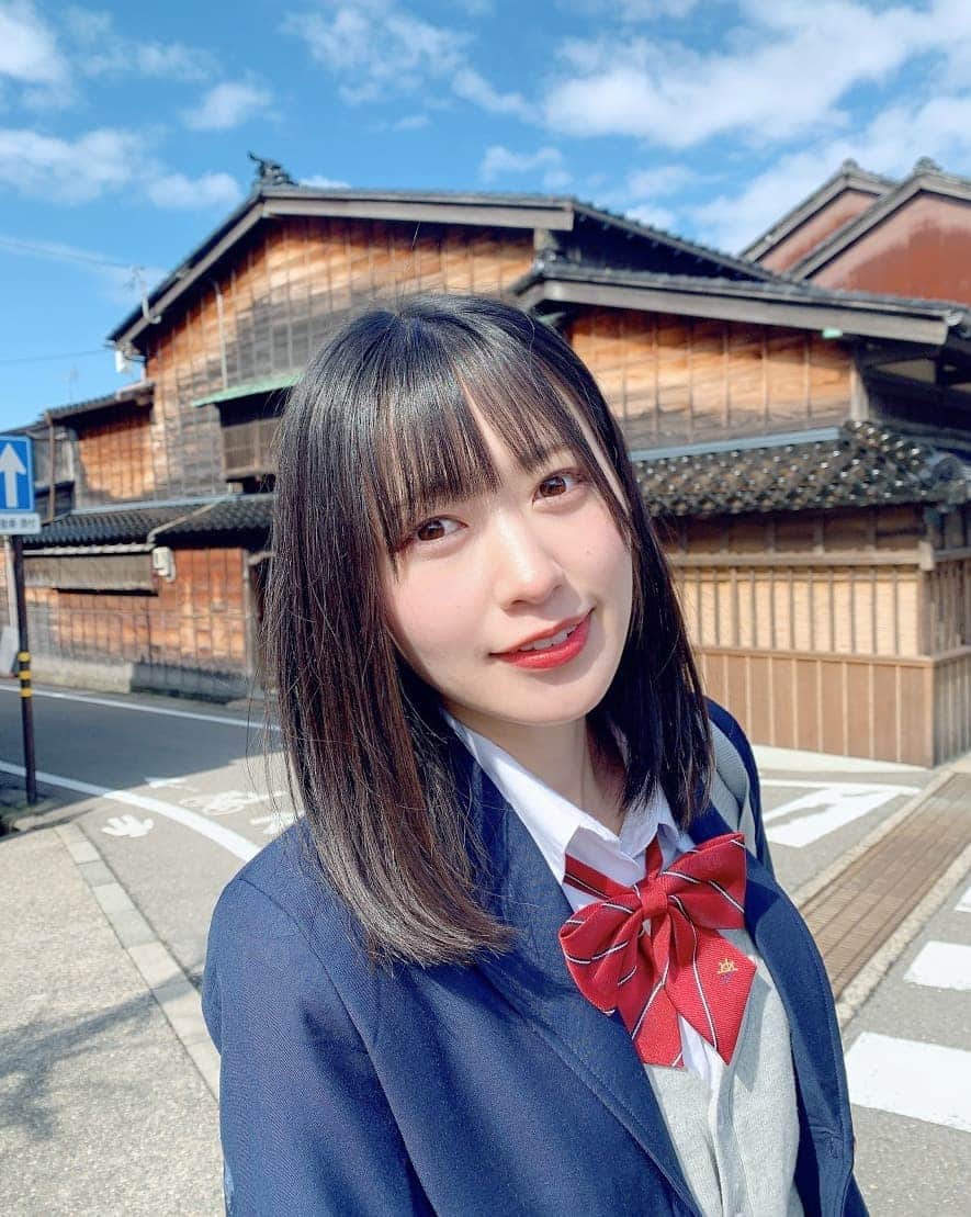 空野青空のインスタグラム：「. . 今日もお仕事おつかれちゃん〜 . JKにゃんを置いておきます🌸 . わたしにとっての青春はいつだって2次元にあった気がするわ(*´ω`) JC時代はイナズマイレブンの豪炎寺きゅんにガチ恋してたし(無事実ったし) 夢女子しあわせすぎる説👏✨ . . . #高校生 #女子高生 #JK #遠い昔 #卒業式 #設定 #青春 #ブレザー #制服 #制服コス #制服ポートレート #石川県金沢市 #黒髪ミディアム #裸眼 #ポートレート撮影 #ポートレート #被写体 #cosplay #コスプレ #aonyan #aoneko #あおにゃん #空野青空 #幸薄顔ちゃん #イナズマイレブン #豪炎寺修也 #夢女子 #夢小説 #すこ」