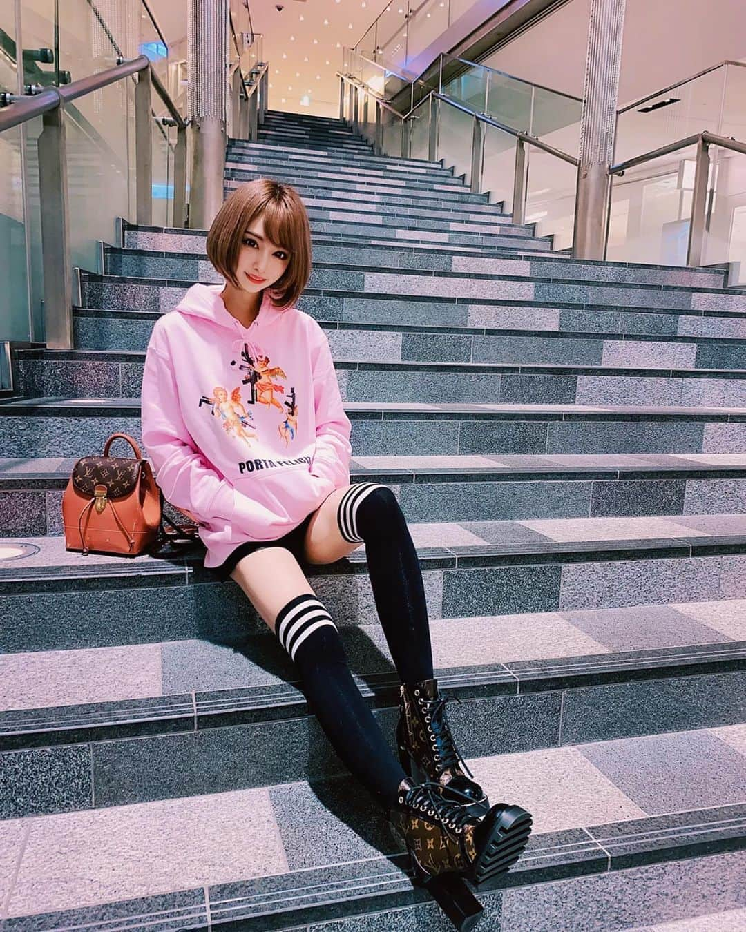 サキ吉さんのインスタグラム写真 - (サキ吉Instagram)「先日の #ootd 💋 ． @rarete2015 のピンクパーカーは この前着てたブラックと色違い🙌 ライフルを持った天使たちが可愛くて🥺💞 お気に入りだよ～❤️ ．  #rarete #ラルテ #パーカー女子 #パーカーコーデ  #渋谷 #louisvuitton」3月10日 17時39分 - sakikichi1201