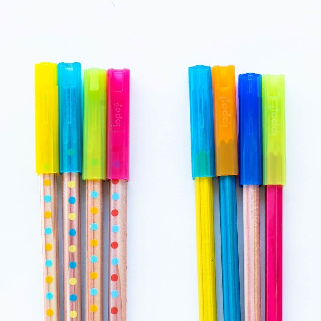 トンボ鉛筆さんのインスタグラム写真 - (トンボ鉛筆Instagram)「トンボの学童シリーズippo!から発売されている「つなげるキャップ」📝 鉛筆がキャップで連結できるので、ペンケースの中ですぐに見つけることができます💡 さらに四角い形もポイント。 机の上でも鉛筆がコロコロ転がらずに好評です。キャップだけを机の上に置く場合も転がらないので便利です✨ 2012年度キッズデザイン賞を受賞しています！ . . . #入学準備 #新入学 #新学期 #小学生ママ #ippo #トンボのイッポ #tombow #stationery #stationerylove #handwritten #tombowpencil #トンボ鉛筆 #文房具 #文具 #文具好き #文房具好き #文具好きさんと繋がりたい #鉛筆 #かきかたえんぴつ #ippo #新一年生 #イッポ #北欧雑貨 #北欧風雑貨 #pencillovers」3月10日 17時42分 - tombowpencil