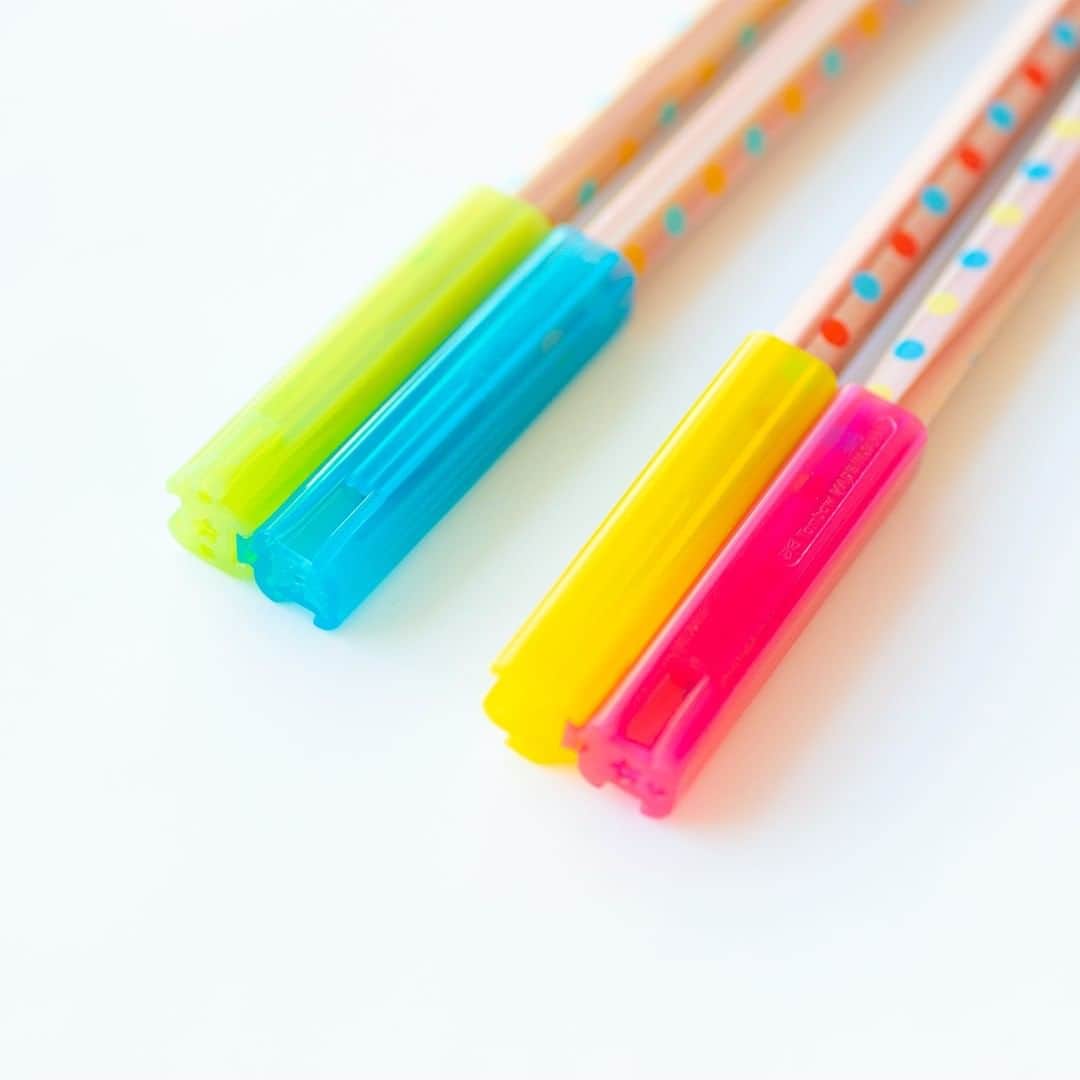 トンボ鉛筆さんのインスタグラム写真 - (トンボ鉛筆Instagram)「トンボの学童シリーズippo!から発売されている「つなげるキャップ」📝 鉛筆がキャップで連結できるので、ペンケースの中ですぐに見つけることができます💡 さらに四角い形もポイント。 机の上でも鉛筆がコロコロ転がらずに好評です。キャップだけを机の上に置く場合も転がらないので便利です✨ 2012年度キッズデザイン賞を受賞しています！ . . . #入学準備 #新入学 #新学期 #小学生ママ #ippo #トンボのイッポ #tombow #stationery #stationerylove #handwritten #tombowpencil #トンボ鉛筆 #文房具 #文具 #文具好き #文房具好き #文具好きさんと繋がりたい #鉛筆 #かきかたえんぴつ #ippo #新一年生 #イッポ #北欧雑貨 #北欧風雑貨 #pencillovers」3月10日 17時42分 - tombowpencil