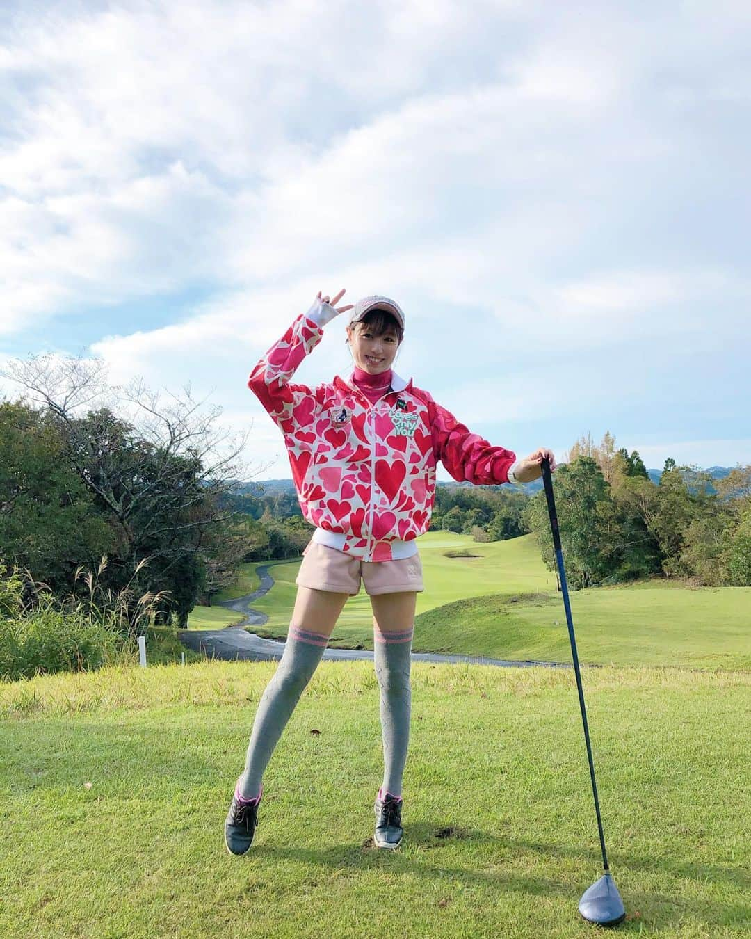 松中みなみさんのインスタグラム写真 - (松中みなみInstagram)「💘ラヴズオンリーユー💘 ジャケットで背のびゴルフ🏌️‍♀️ ・ 3/28！あと2週間ほどにせまった #ドバイシーマクラシック 🏇 ラヴちゃんがどんな走りを魅せてくれるのか今から楽しみだな❤️ ・ ・ #ゴルフ #ゴルフ女子 #ゴルフウェア  #競馬 #ラヴズオンリーユー #矢作厩舎 #JRA  #オークス馬 #競馬女子 #UMAJO #ドバイ #メイダン競馬場 #ドバイワールドカップデー  #背伸び #脚長効果」3月10日 12時15分 - minami_matsunaka