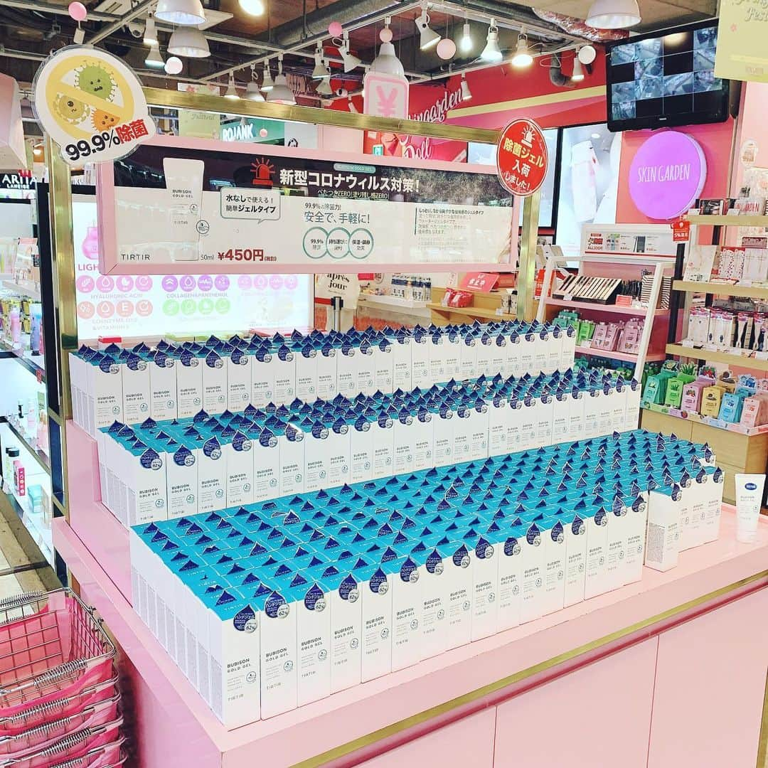 SKINGARDEN［スキンガーデン］さんのインスタグラム写真 - (SKINGARDEN［スキンガーデン］Instagram)「💖手指消毒剤　入荷💖﻿ ﻿ ﻿ 韓国有名コスメブランド「TIR  TIR」で開発した﻿﻿ 手指消毒剤がスキンガーデン新大久保本店に本日入荷いたしました！！﻿ ﻿ ﻿ ウイルス防止したいけど、どのお店も手指消毒剤が売り切れている😭😷👾😈🤧﻿ というお悩み、スキンガーデンが解決します！✊﻿ ﻿ ﻿ 韓国食品医薬品安全省より医薬部外品許可！！！﻿﻿ ﻿ 99%の除菌力🤩🤩🤩﻿﻿ ﻿ 安心して使えるセーフハンドサニタイザージェル﻿ (エタノール62%)﻿ ﻿ ヒアルロン酸含有で、保湿効果もバッチリ！﻿ ﻿ 持ち運びやすいチューブタイプで、どの場面でも手軽な手消毒ができる🤩🤩🤩﻿﻿ ﻿ ﻿ ﻿ ﻿ スキンガーデンと共に新型コロナウイルスを乗り越えていきましょう💪💪💪💪﻿﻿ ﻿ ﻿ ﻿ ﻿ ﻿(スキンガーデンラフォーレ原宿店、スキンガーデンイオンモール幕張新都心店は3月11日入荷予定です。)﻿ ﻿ ﻿ ﻿ #スキンガーデン #skingarden #G9SKIN#ウユクリーム#ミルクバブルエッセンスパック#3CE#エチュードハウス#ペリペラ#クリオ#ティント#シカクリーム#ドクタージャルト#韓国コスメ#TIRTIR#ティルティル#手指消毒剤#手ピカジェル#抗菌#除菌#ウイルス予防#ウイルス対策#ドラックストア#新型コロナウイルス#保湿#エタノール#スキンガーデン#共に#乗り越える」3月10日 12時21分 - skingarden.jp