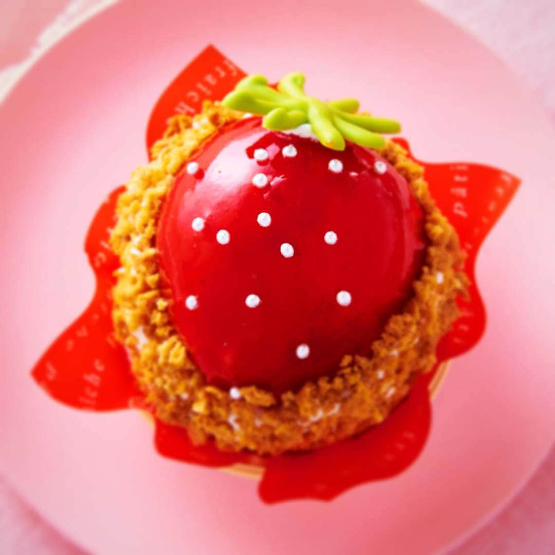 シャトレーゼ Chateraiseさんのインスタグラム写真 - (シャトレーゼ ChateraiseInstagram)「苺をモチーフにしたかわいいケーキ。 アーモンドタルトに甘酸っぱい苺コンフィチュールを合わせ、マシュマロを入れた苺ムースをのせました。 食べる前にかわいく写真を撮ってみてくださいね。  #シャトレーゼ #Chateraise #ケーキ #いちご #苺 #スイーツ #フルーツ好き #いちごスイーツ #イチゴ #デザート #いちご好き」3月10日 12時22分 - chateraise.jp
