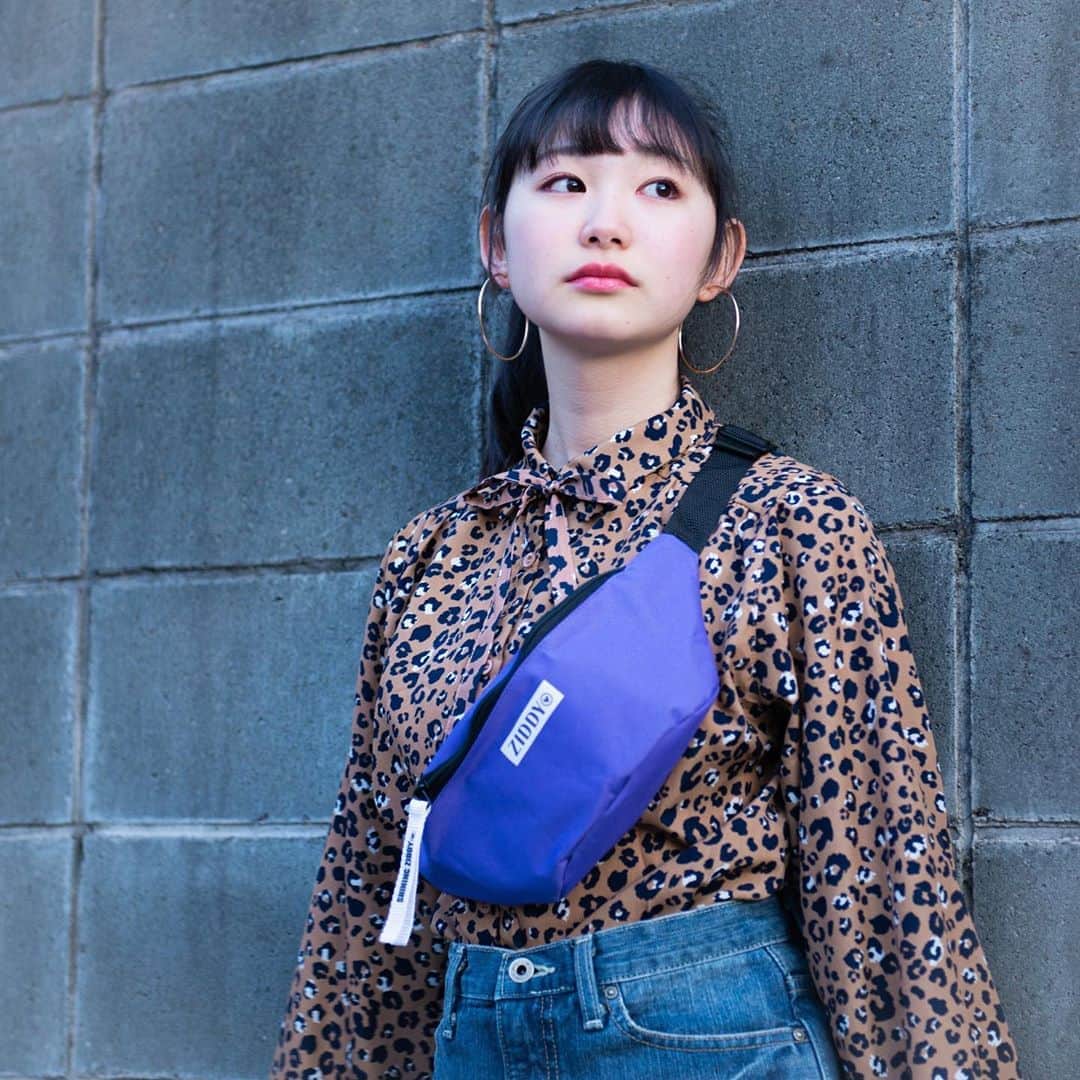 ニコ☆プチのインスタグラム：「今日もプチモのふろくのつかいかたを紹介！﻿ ﻿ ﻿ 今日のプチモは、アヤメ😻﻿ ﻿ ZIDDYウエストポーチはビビッドな紫💜﻿ 派手な柄の服にも存在感バッチリ!!!﻿ 白いロゴテープもめっちゃポイントになってる〜♡﻿ 大人っぽスポコーデにして、ニコ☆プチっぽく写真を撮ってみたよ!!!﻿ この時中に入れていた物も紹介するね💜﻿ 近所のお出かけなので中身は、﻿ ハンカチ／ティッシュ／除菌スプレー／ブラシ／リップ／iphoneです。﻿ シンプルでも派手でもバッチリな﻿ ZIDDYのポーチ💜みんなも使ってみてね🌈﻿ ﻿ ﻿ ﻿ #ニコプチ﻿ #ニコプチふろく﻿ #プチモのふろくの使い方﻿ #ニコプチふろくのある生活﻿ #付録バッグ﻿ #ジディー﻿ #ZIDDY﻿ #ふろく﻿ #川合菖蒲」