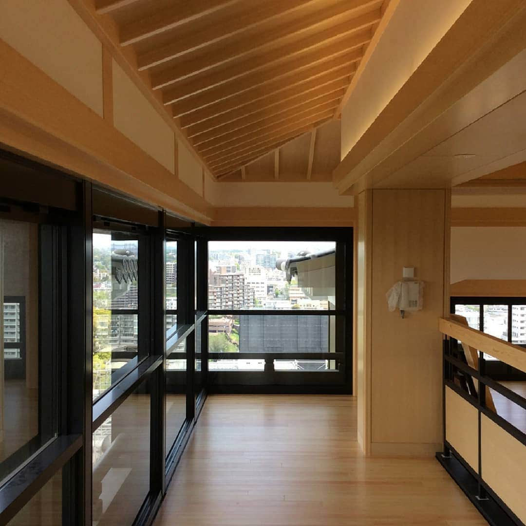 熊本城のインスタグラム：「天守閣の内装工事が進んでいます。天守閣の完全復旧と内部公開は2021年春の予定です。写真1,2枚目:大天守6階(最上階)、3枚目:同4階、4枚目:同3階 #熊本城 #kumamotocastle #熊本  #kumamoto #日本 #japan #城 #castle #天守閣 #地震 #earthquake #japantrip #復旧 #復興 #reconstruction #特別公開 #specialopening」