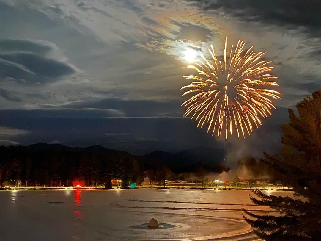 ヴラダ・ロスリャコヴァのインスタグラム：「Full moon celebration #nofilter」
