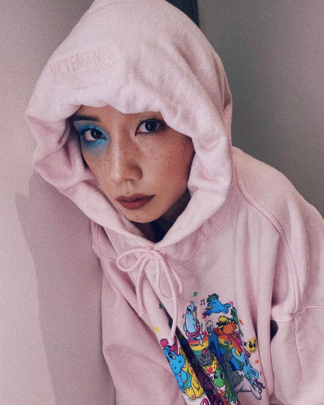 仲里依紗のインスタグラム：「💙✨makeup by @nasup . .  #halsey_manic」