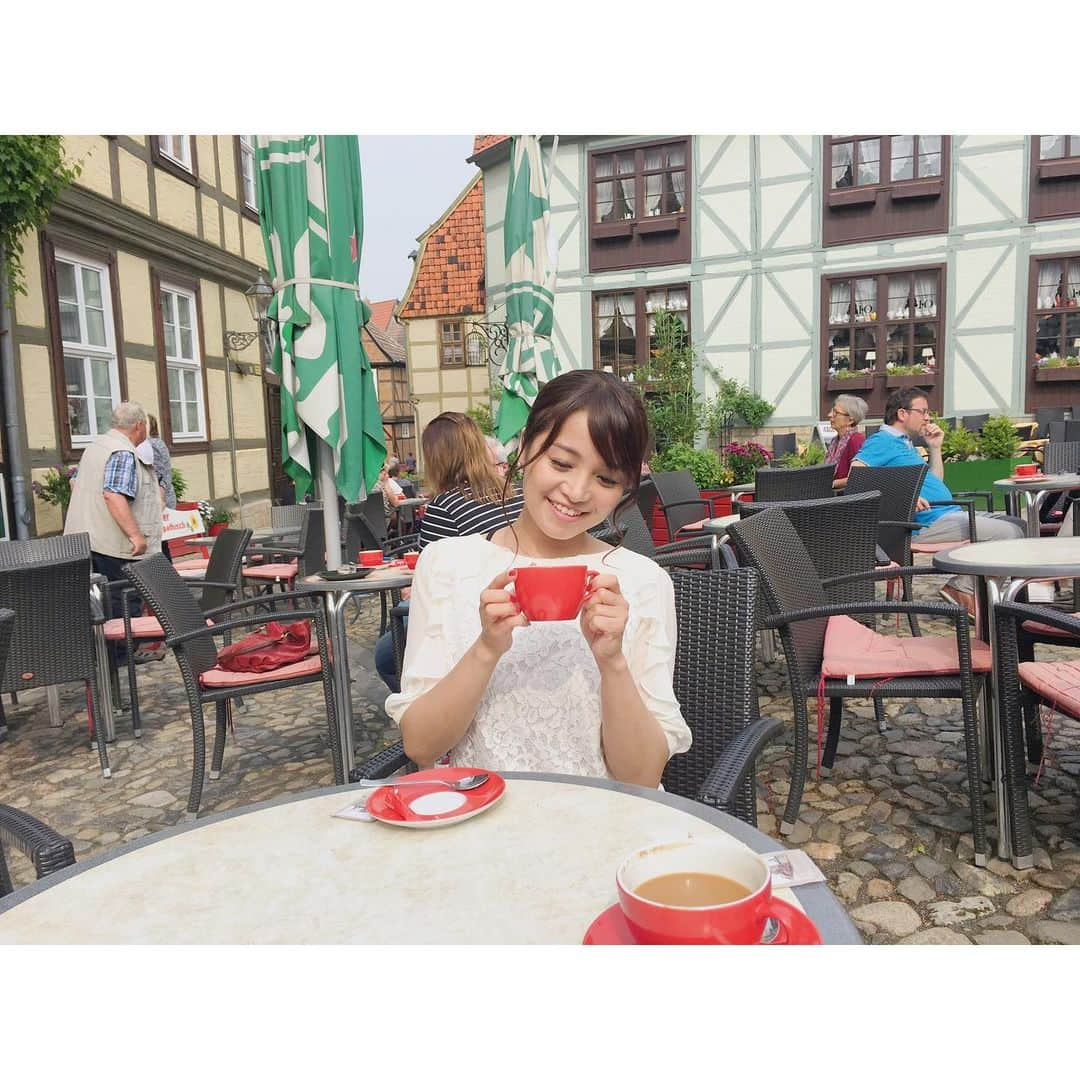 久野知美のインスタグラム：「. テラスでホッとひと息☕️✨ . 発駅 #ベルリン中央 #BerlinHauptbahnhof 乗換駅 #マグデブルク #Magdeburg 到着駅 #クヴェトリンブルク #Quedlinburg #ドイツ #Germany #ヨーロッパの美しい村30選 #ユーレイル #Eurail #ヨーロッパ #Europa #鉄道 #女子鉄 #鉄道女子 #鉄子 #かわいい鉄道  #railways #railfans_of_instagram #kawaii #japanrailway #japantrain . #女子鉄アナウンサー #久野知美  #ホリプロ #アナウンサー衣装 . 2016.5.29.撮影🚃💨 タイムラグありありだけれどご容赦を☻. (インスタにはお洒落〝風〟な投稿しかしない主義🥺 大雑把なA(O)型なので、ちゃんと続けば…🤣🤣🤣w) ———————————————————————— ★ただいま発売中！★ 「‪ #女子鉄アナウンサー久野知美のかわいい鉄道」‬ (山と渓谷社) . https://www.amazon.co.jp/dp/4635821226/ref=cm_sw_r_tw_awdo_c_x_RVIECbDXT576K Amazonはコチラ🌸  海外での鉄活ショットも掲載♡(*´꒳`*) レビュー、ご感想お待ちしています🙌🏻🚃✨ #鉄道とファン大研究読本 #京急とファン大研究読本(カンゼン)もよろしくね😍 _______________________________________________________」