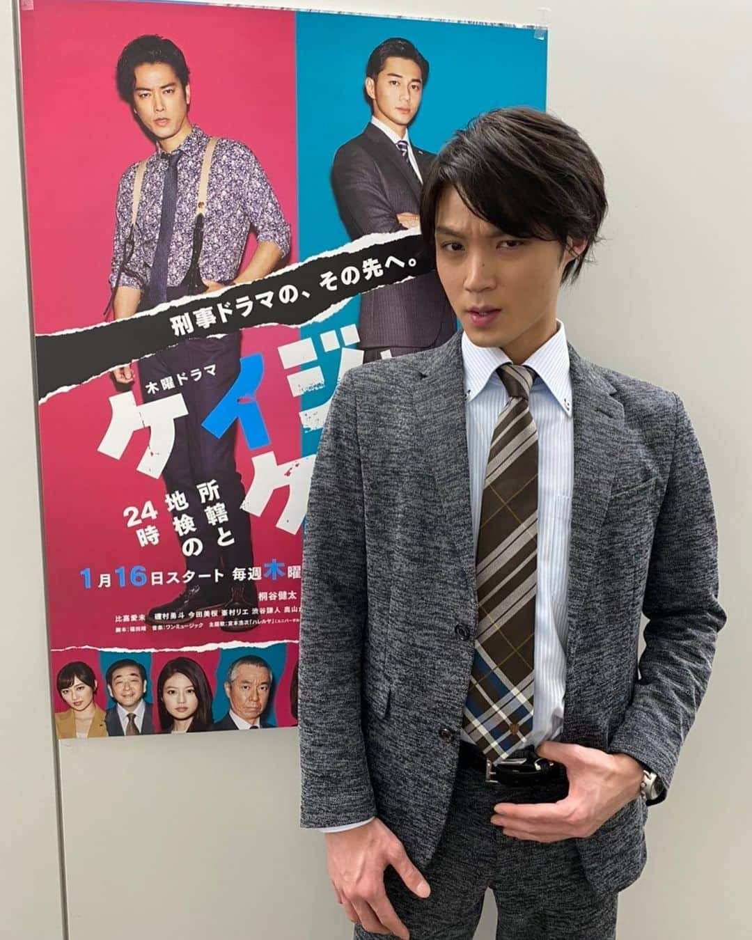 木曜ドラマ『ケイジとケンジ～所轄と地検の24時～』公式のインスタグラム：「‪【オフショット✨】‬﻿ ﻿ ‪／‬﻿ ‪#ケイジとケンジ‬﻿ ‪#最終回まで‬﻿ ‪#あと2日‬﻿ ‪＼‬﻿ ﻿ ‪昨日に引き続き、なりきりシリーズです。‬﻿ ﻿ ‪ビシッと決めているのは、目黒元気役 #磯村勇斗 さん。‬﻿ ﻿ ‪誰かをインスパイアしているみたいですが……‬﻿ ﻿ ‪みなさんならきっと、お分かりですよね☺️‬﻿ ﻿ ﻿ ‪#ケイジとケンジ‬﻿ ‪#最終回‬﻿ ‪#3月12日放送‬」