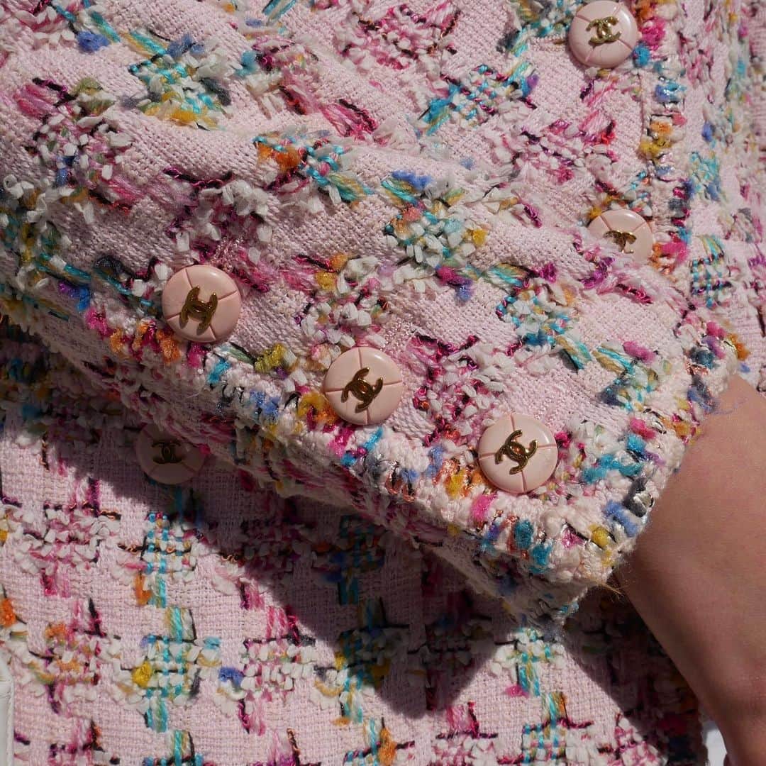 Vintage Brand Boutique AMOREさんのインスタグラム写真 - (Vintage Brand Boutique AMOREInstagram)「Vintage Chanel collarless jacket. No size description ▶︎Free Shipping Worldwide✈️ ≫≫≫ DM for more information 📩 info@amorevintagetokyo.com #AMOREvintage #AMORETOKYO #tokyo #Omotesando #Aoyama #harajuku #vintage #vintageshop #ヴィンテージ #ヴィンテージショップ #アモーレ #アモーレトーキョー #表参道 #青山 #原宿#東京 #chanel #chanelvintage #vintagechanel #ヴィンテージ #シャネル #ヴィンテージシャネル #シャネルヴィンテージ #amorewardrobe #アモーレワードローブ」3月10日 13時03分 - amore_tokyo
