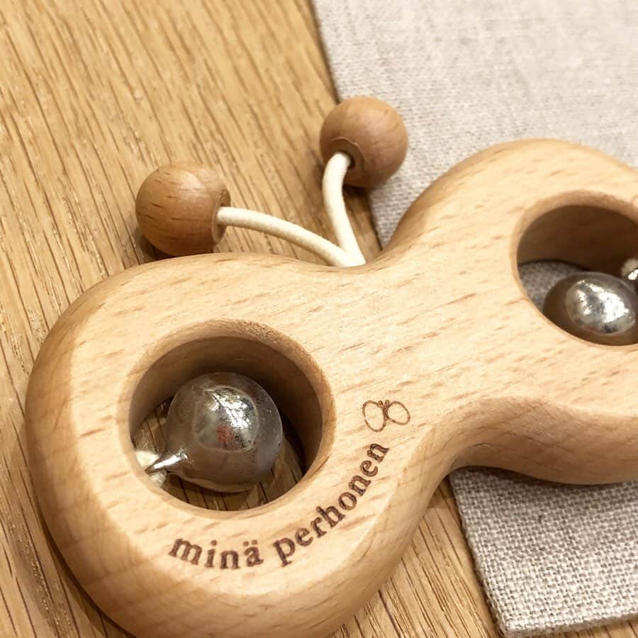 こども ビームスさんのインスタグラム写真 - (こども ビームスInstagram)「【new arrival】 ＜mina perhonen＞wood rattle . 丸みのあるフォルムと木のぬくもりが感じられる木製の小さなラトル✨ 出産祝いなど、はじめてのおもちゃにいかがでしょうか❓ . ▶︎choucho、tori ¥3,000+税 . #minaperhonen #ミナペルホネン #woodrattle #wood #rattle #ウッド #ラトル #choucho  #tori #ちょうちょ #とり #kodomobeams  #beams  #daikanyama  #こどもビームス  #ビームス  #代官山 新作アイテムはプロフィールのリンク🔗からビームス公式サイト、こども ビームスページをチェック❗️ ※お問い合わせにつきましては、お電話にて承ります。」3月10日 13時11分 - kodomo_beams