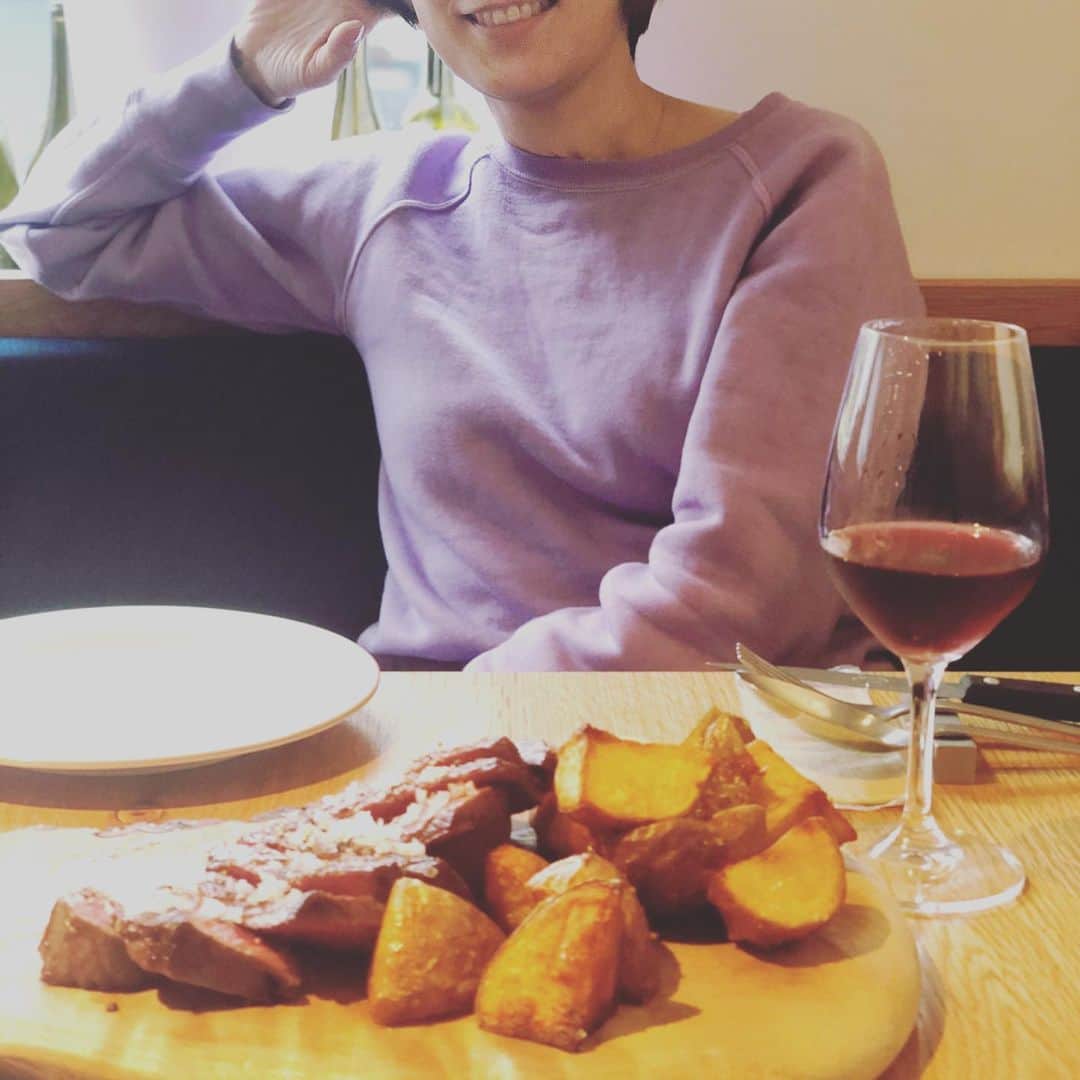 ひうらさとるのインスタグラム：「免疫を上げるため、春っぽい服でお肉を食べに来ました。 陽気な会話には美味しいワインもね🍷」
