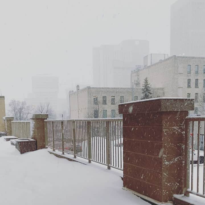 のインスタグラム：「Goodbye Winnipeg... it’s been... COLD 👋🏻」