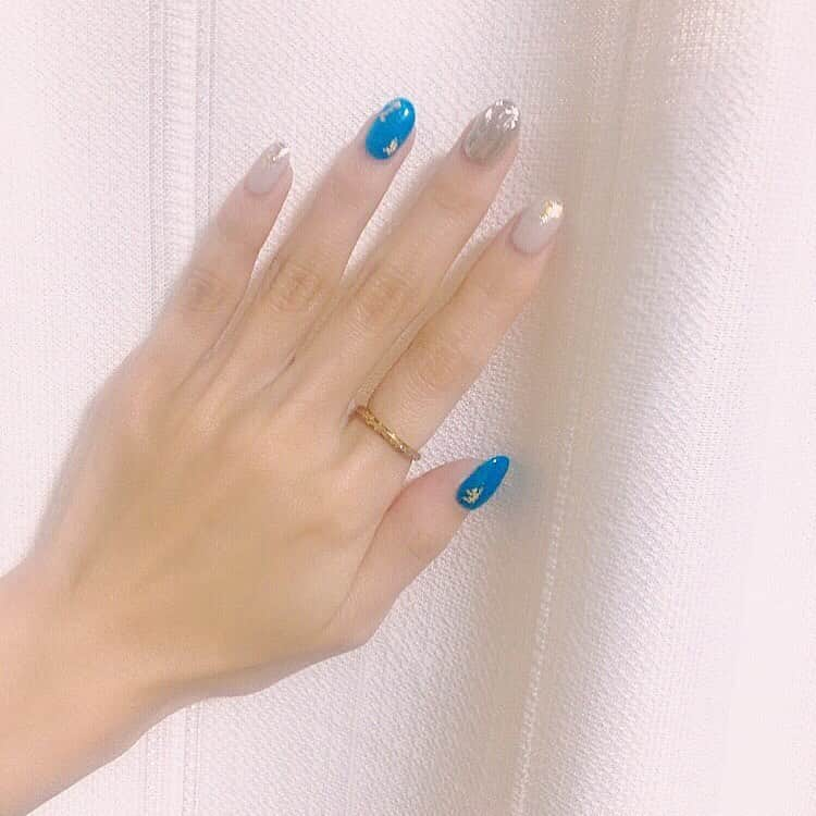 ゆうきのインスタグラム：「🧊🧊🧊 #nail #mirrornails #blue #beige #beigenails #ネイル #ミラーネイル #ベージュネイル #ブルーネイル #キラキラネイル #キラキラ #金箔ネイル #金箔」