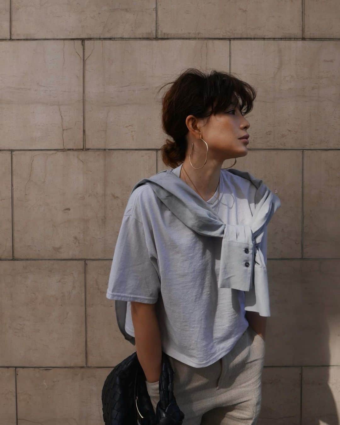 JUNNAのインスタグラム：「3/12(木) 19:00スタートの 先行受注アイテムコーディネート。  @etretokyo オンラインストアにて 夏の先行予約アイテムを公開中です。  tops/ #プロダクトダイショートTEE  3/12〜先行予約 bottom/ #センタープレスリネンパンツ　先行予約終了 shirt/ @etretokyo 近日発売 pierce/ @farisjewelry bag/ @bottegaveneta  shoes/ @bottegaveneta ・ ・ ・ #etretokyo #2020etre_ss #bottegaveneta #bottegavenetabag #newbottega #夏コーデ #夏服 #カジュアル #リネン#リネン服 #ボッテガヴェネタ#156cm#sサイズコーデ #sサイズ#ボブ #ボブアレンジ #ボブヘアー #大人ボブ#ベージュコーデ #ベージュカラー」