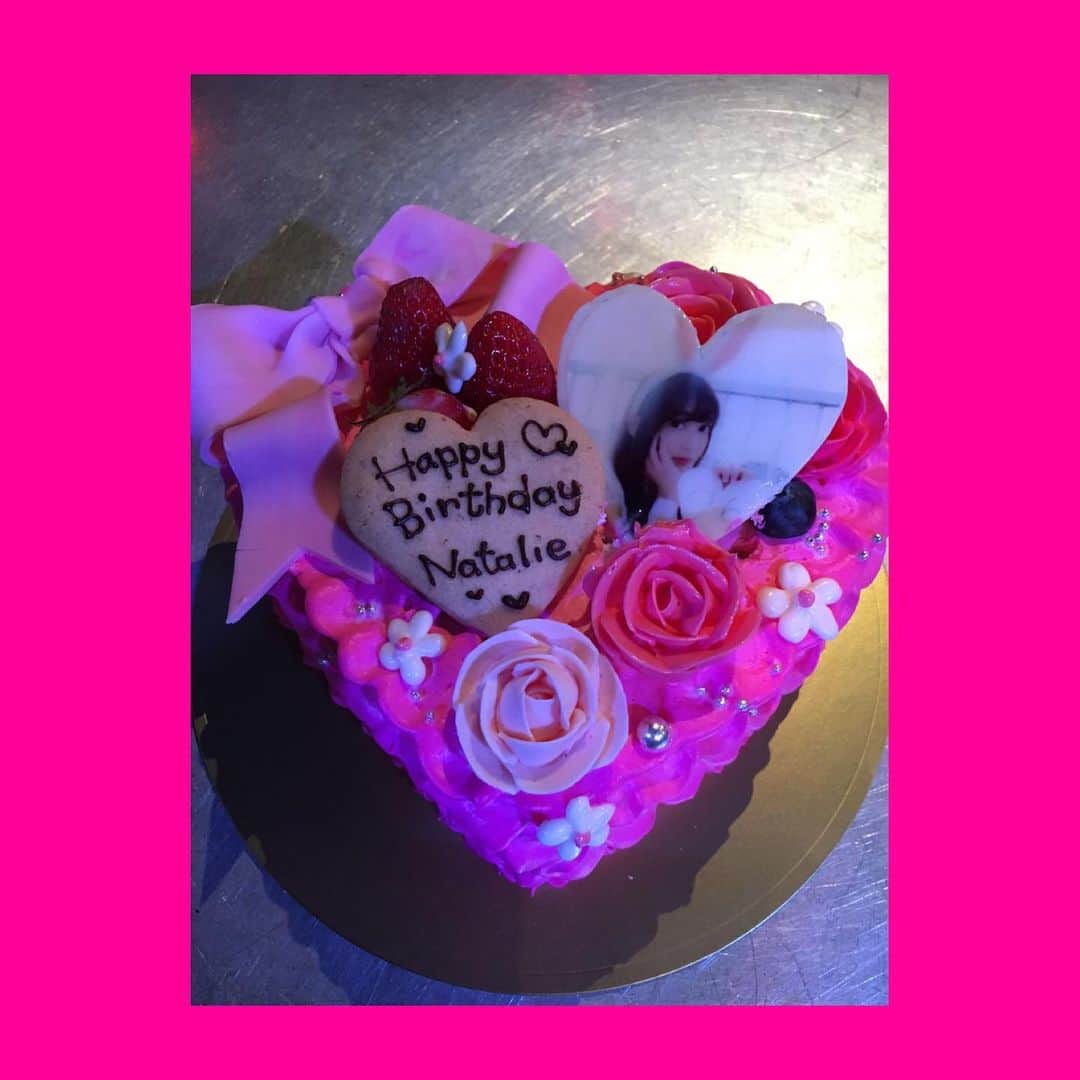 成田梨紗さんのインスタグラム写真 - (成田梨紗Instagram)「今年のケーキは、応援してくださる方が、この青のワンピースで撮影したものを、まさかのピンク色にして下さってて！！﻿ サプライズすぎました😳👗💕﻿ ﻿ 28.27.26歳とここ数年のケーキを遡ってみましたが、どれもかわいい…🥺💗💗﻿ ﻿ #birthdaycake #誕生日ケーキ」3月10日 13時52分 - narita_risa