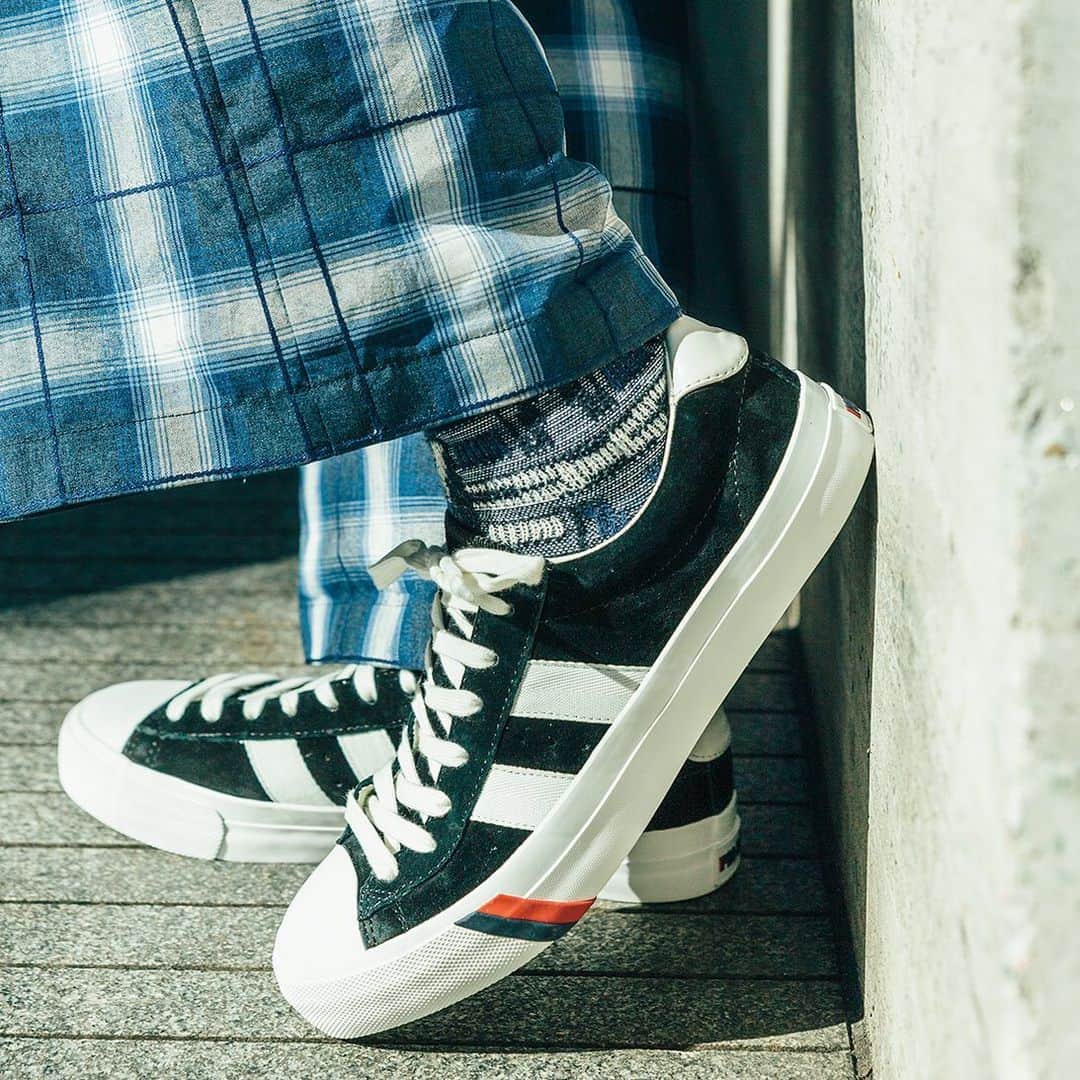prokeds_jpのインスタグラム：「. アメリカで創業した老舗スニーカーブランドPro-Keds。そんな同ブランドの中でも高い人気を集めるのがこのROYAL PLUS。品のあるスウェードアッパーを採用したことにより、スニーカーながら大人顔。オーセンティックなアメカジスタイルだけでなく、カジュアルダウンのアクセントアイテムとしてもオススメしたい1足。  PRO-Keds ROYAL PLUS ロイヤルプラス  #プロケッズ #ロイヤルプラス #シューズ #スニーカー #prokeds #royalplus #kicks #shoes #sneaker #sneakers #fashion #instafashionista」