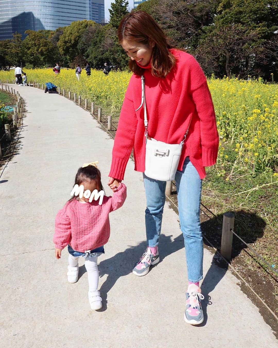 川人未帆さんのインスタグラム写真 - (川人未帆Instagram)「・ 今日は生憎の雨だけど、 お天気のいい日に仲良し親子と菜の花を観に🌼 終始ルンルンの娘🥰 絆創膏のシールを膝に貼ってました🤣 やっと履かせれた　@yanuk_official のキッズデニムスカート💕90サイズなのでサスペンダー使ってますが、可愛い😍 ・」3月10日 14時06分 - miho0319kawahito