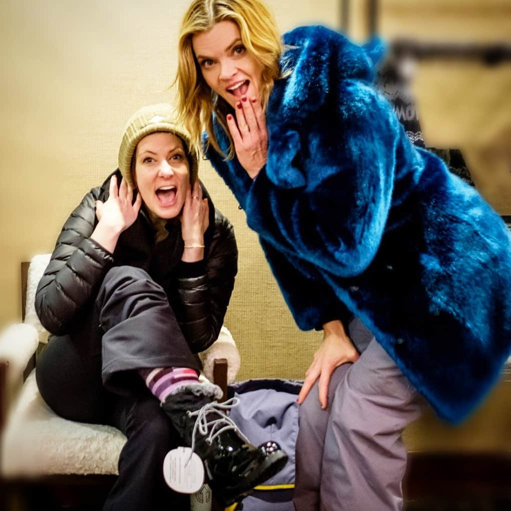 ダブのインスタグラム：「Having fun with actress and musician Missi Pyle and her adorable sister trying on the dav Helena boot @missipyle #bigfishmovie  #davrainboots #davrain #missipyle #mammothff @spirithoods #bestrainboots @backstagecreations」