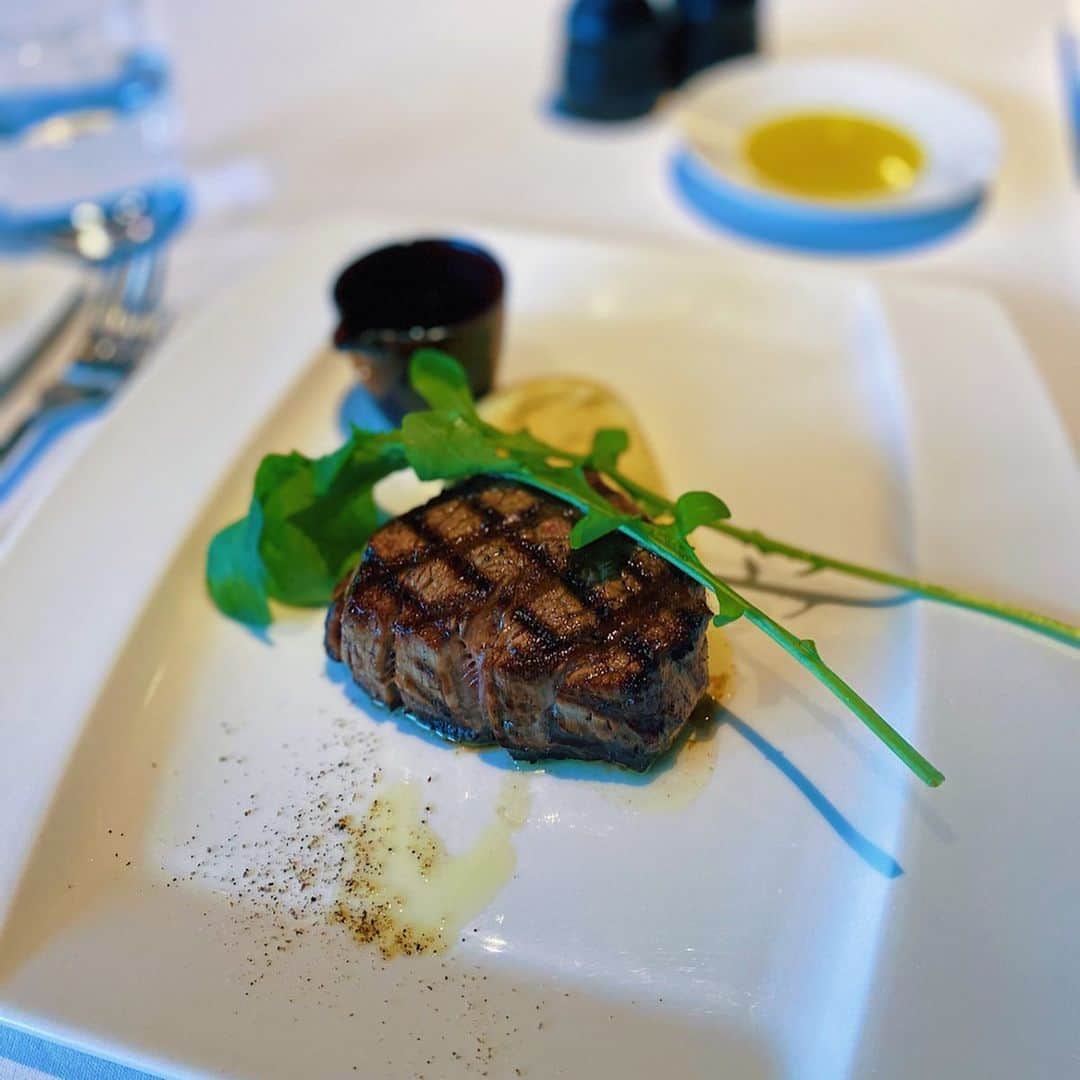 関根アヤノのインスタグラム：「お肉が大好きでございます🍖 コブサラダも美味しかったなぁ❤️ #食テログラム」