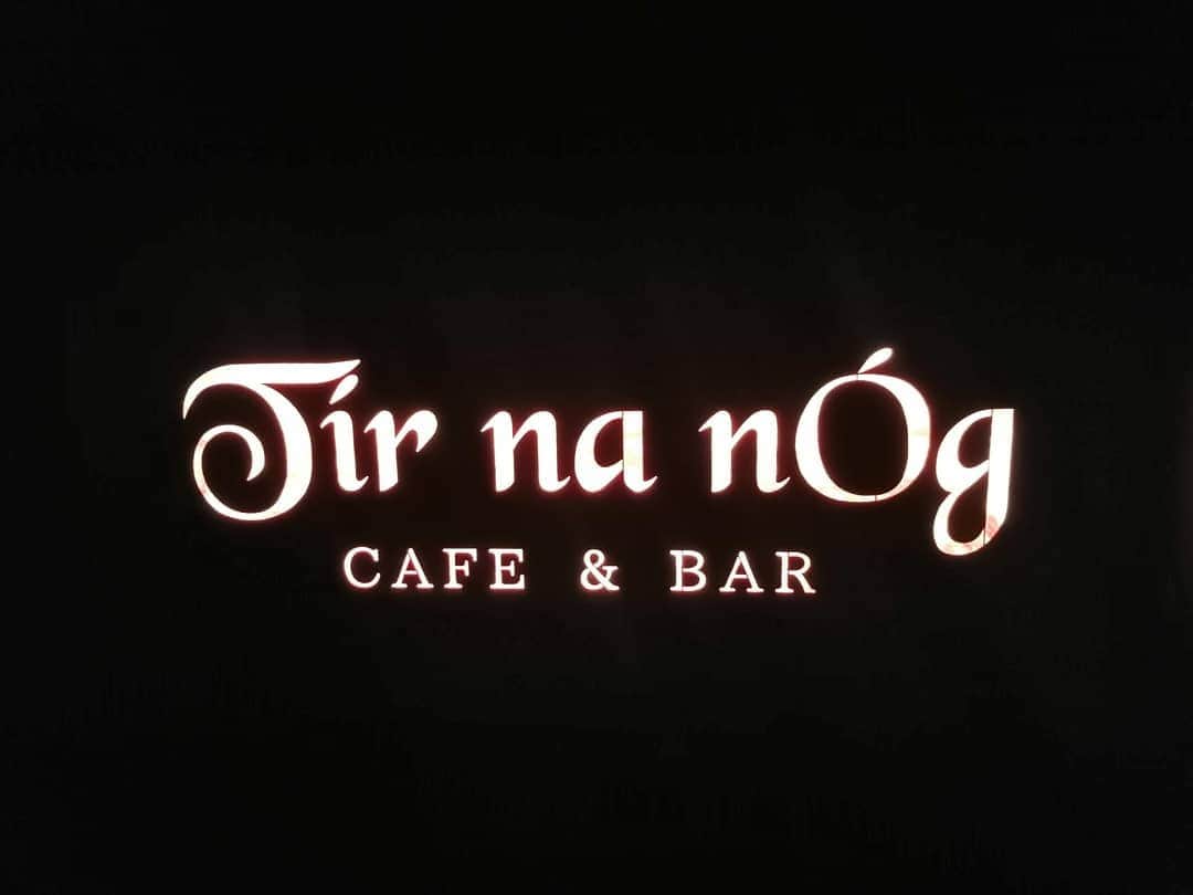 杉山由紀子のインスタグラム：「銀座の隠れ家Bar✨ * 久しぶりに雰囲気のあるお店へ✨ 妖精と鍵がスゴいの🧚‍♂️ * ほんとに素敵で、不思議な雰囲気で、 どこか怖さもあるBarでした😌✨ * ここは行ってみないと絶対わからない♥️ * * なつき誘ってくれてありがとう🎵 * * #隠れ家 #Bar #銀座 #東銀座 #妖精 #鍵 #tirnanog #ティルナノーグ #お酒 #カクテル #おすすめ #デート にも♥️」
