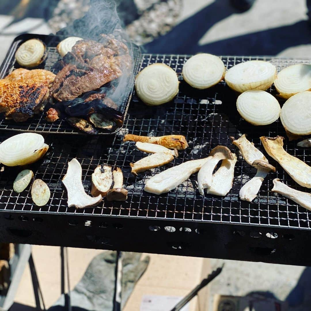 ひぐち君さんのインスタグラム写真 - (ひぐち君Instagram)「西麻布・遅桜の大山さんに誘ってもらい、「ドメーヌヒデ」へ。 参加のソムリエ、アーティストの方々と「しろしろpink 2018」のラベル貼り作業をやらせて頂きました。 ランチは、ヒデさんのワインと甲州ワインビーフのBBQという贅沢な一時🍷 ワイナリーの木壁には、蔵付き酵母にするため、ワインや海洋酵母などを塗布。ココはなんと、シャトーマルゴー。他にはオーパスワンの壁もありました。 「目注ぎ」中。熟成中に、樽材に吸収されたり蒸発したりで目減りしたワインを補填する作業。1週間で300mlも減るそう。 醸造所では、マスカットベーリーAのグラッパの二次蒸留中。 #ドメーヌヒデ #山梨県　#南アルプス市  #日本ワイン　🇯🇵 #japanesewine #vinjaponais  #wine #vin #vino #winetime #winelover  #instawine #wineexpert  #yamanashi  #grappa  #muscutbaileya  #しろしろpink 2018 #甲州ワインビーフ  #bbq  #目注ぎ　#ラベル貼り」3月10日 14時57分 - higehiguchi