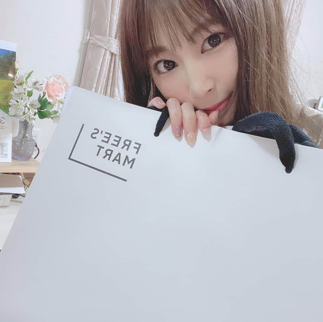雪乃しほりのインスタグラム：「虹花ちゃんからのお誕生日プレゼント🎁🎁 早く着てるところ見せたいなぁ*°♡ ワークシャツコーディネート学びます✿...* #プレゼント  #ワークシャツ  #フリーズマート  #freesmart」